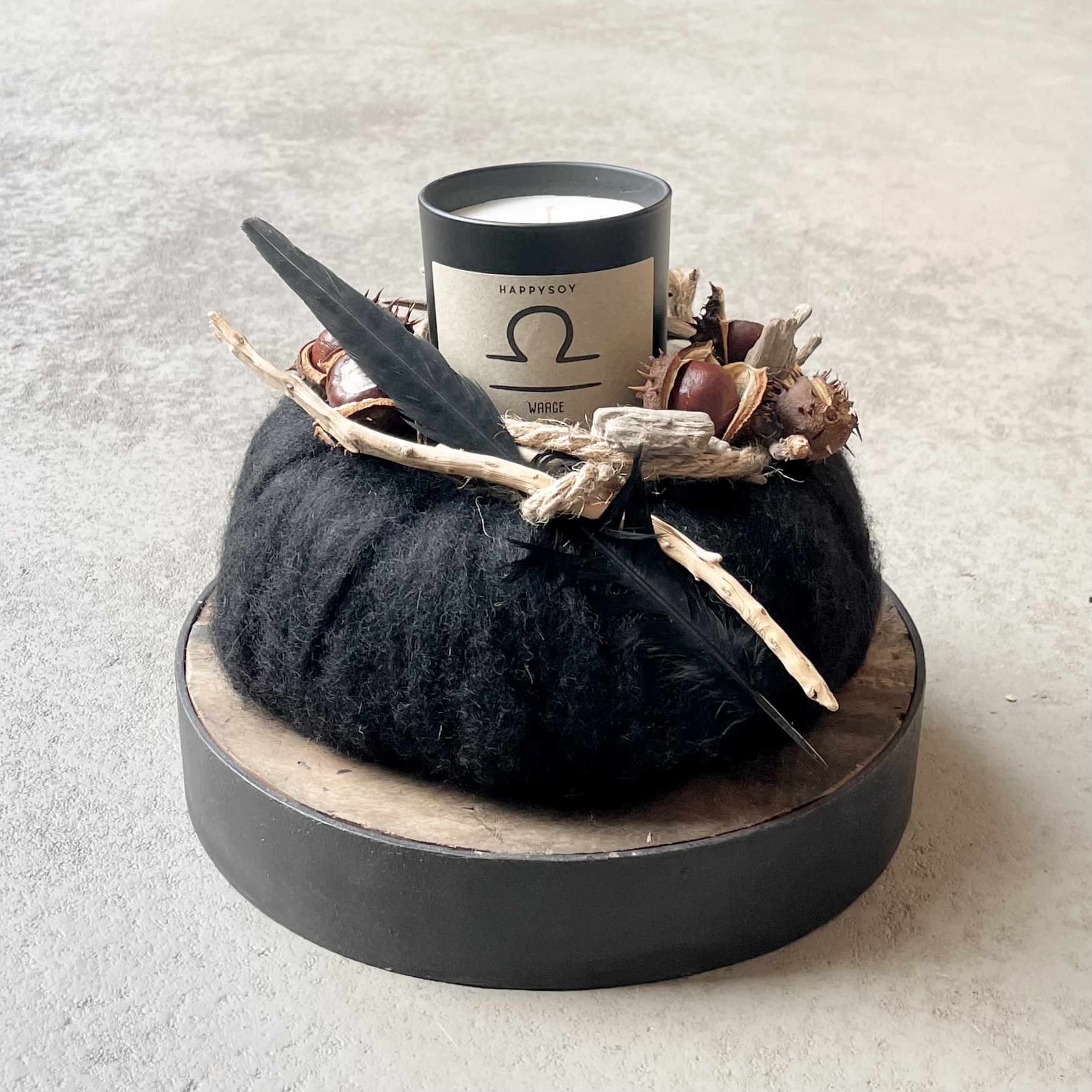 Altholztablett Sternzeichen "Waage" mit Duftkerze, D25cm, schwarz/natur