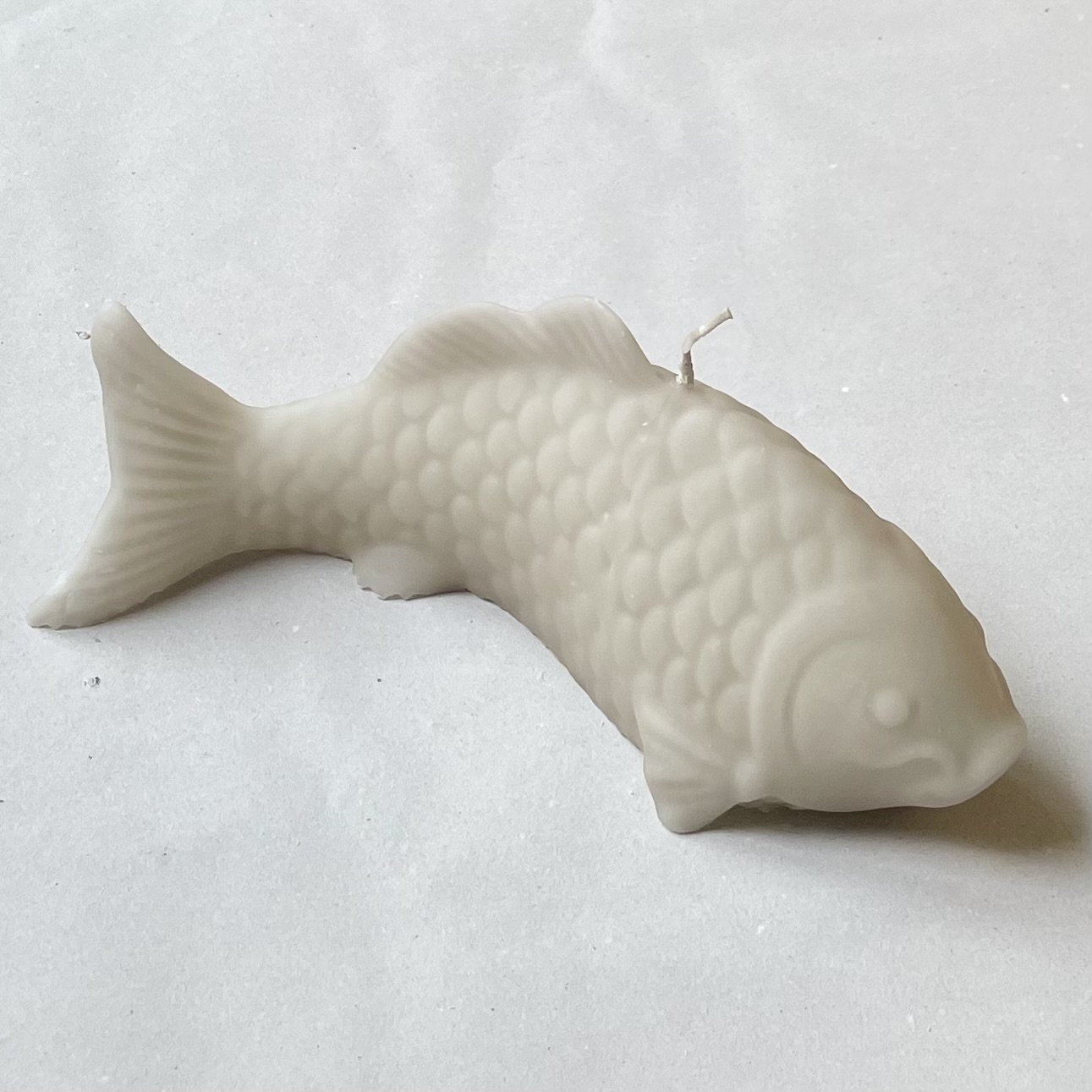 SAMT gelackte Objektkerze "Fisch" Kiesel, L23cm