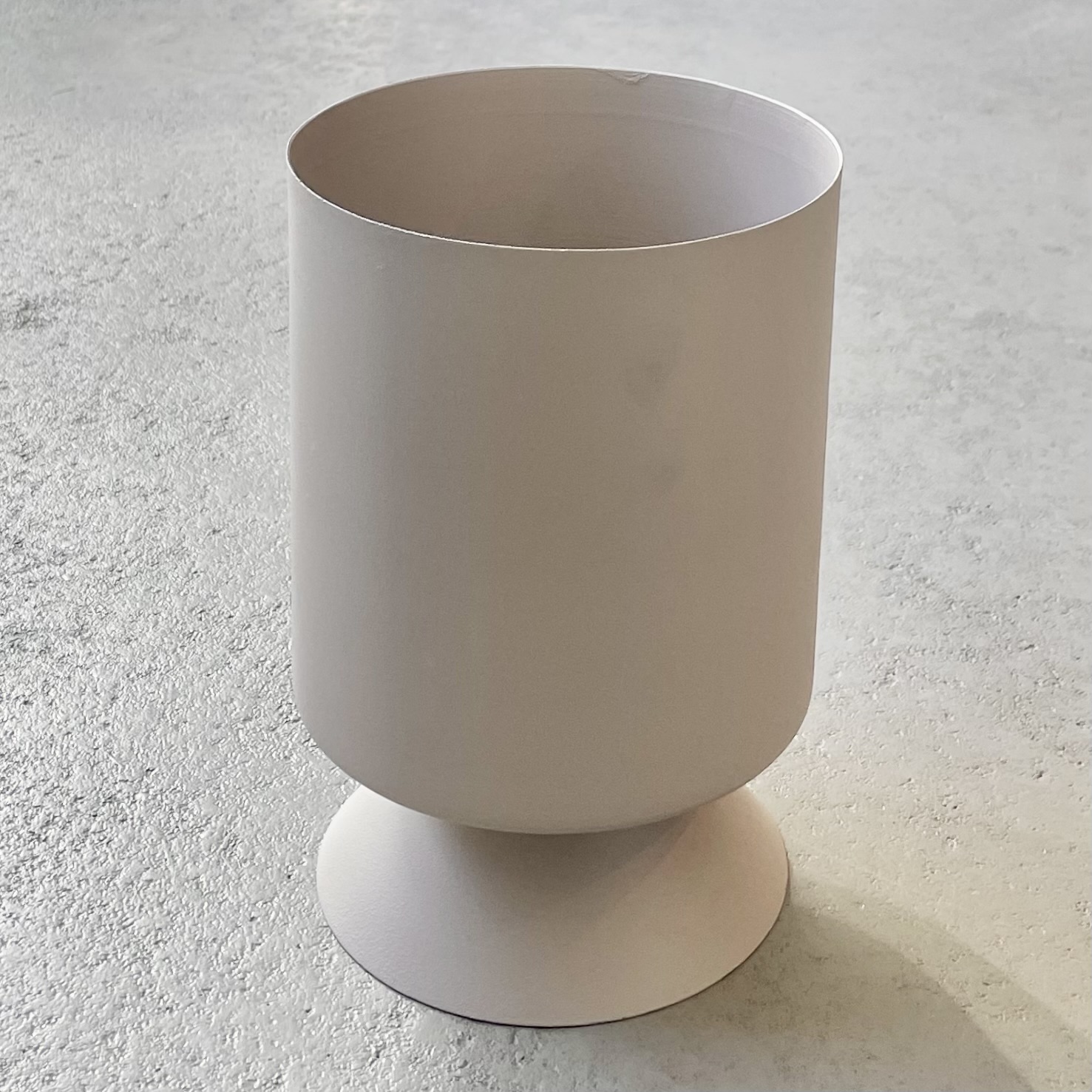 Metall-Vase "Allegra" auf Fuß H22cm, D15cm, creme