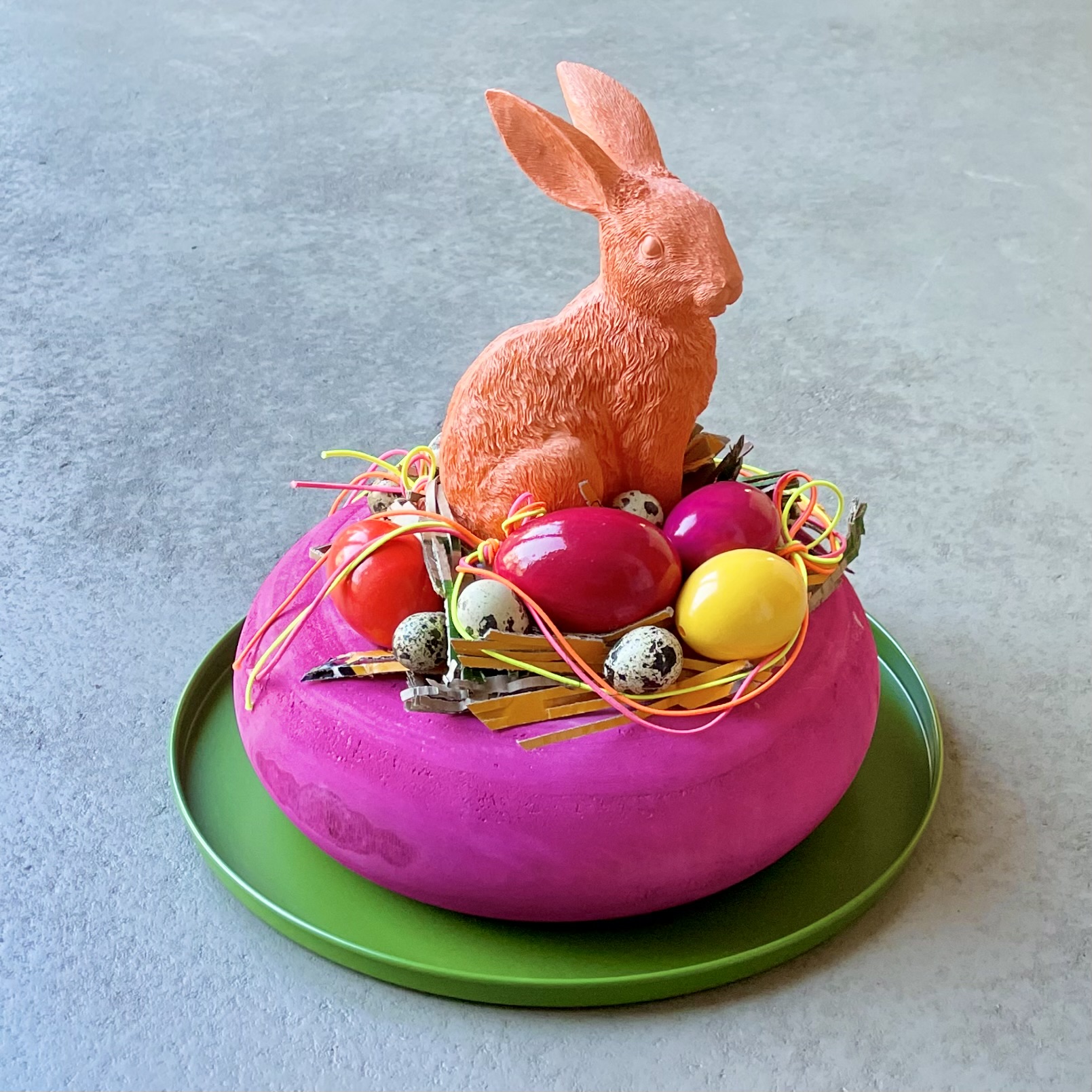 Osterkranz "Hase Florencia" auf Metalltablett D35cm, grün/pink/orange/neon bunt