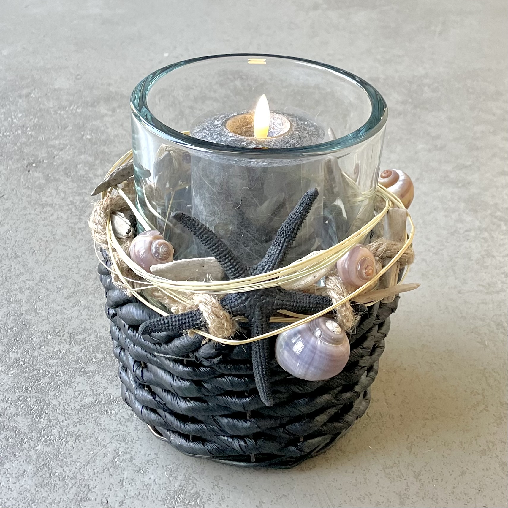 Sommerliches Windlicht "Seestern" D18cm mit LED-Kerze schwarz/natur