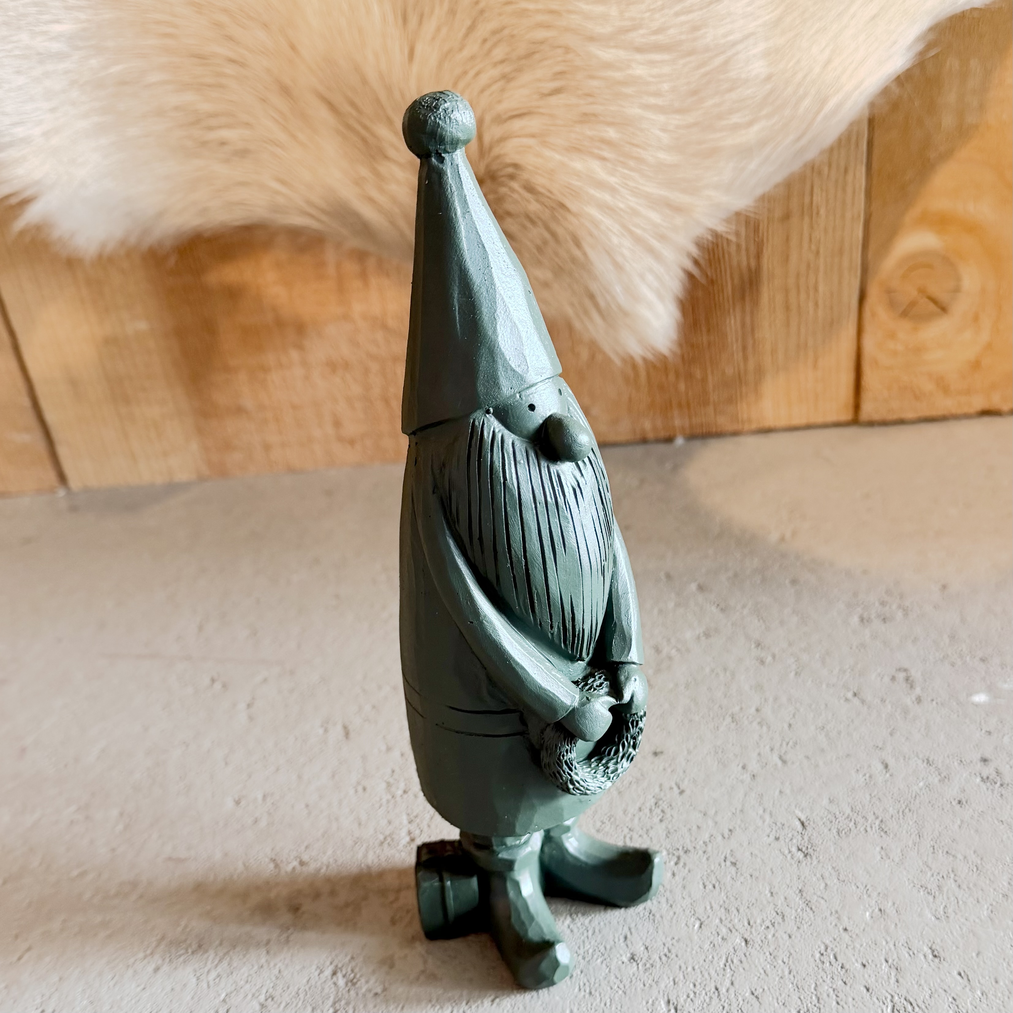 Poly Santa "Gino" Kranz, H22cm, dk.grün