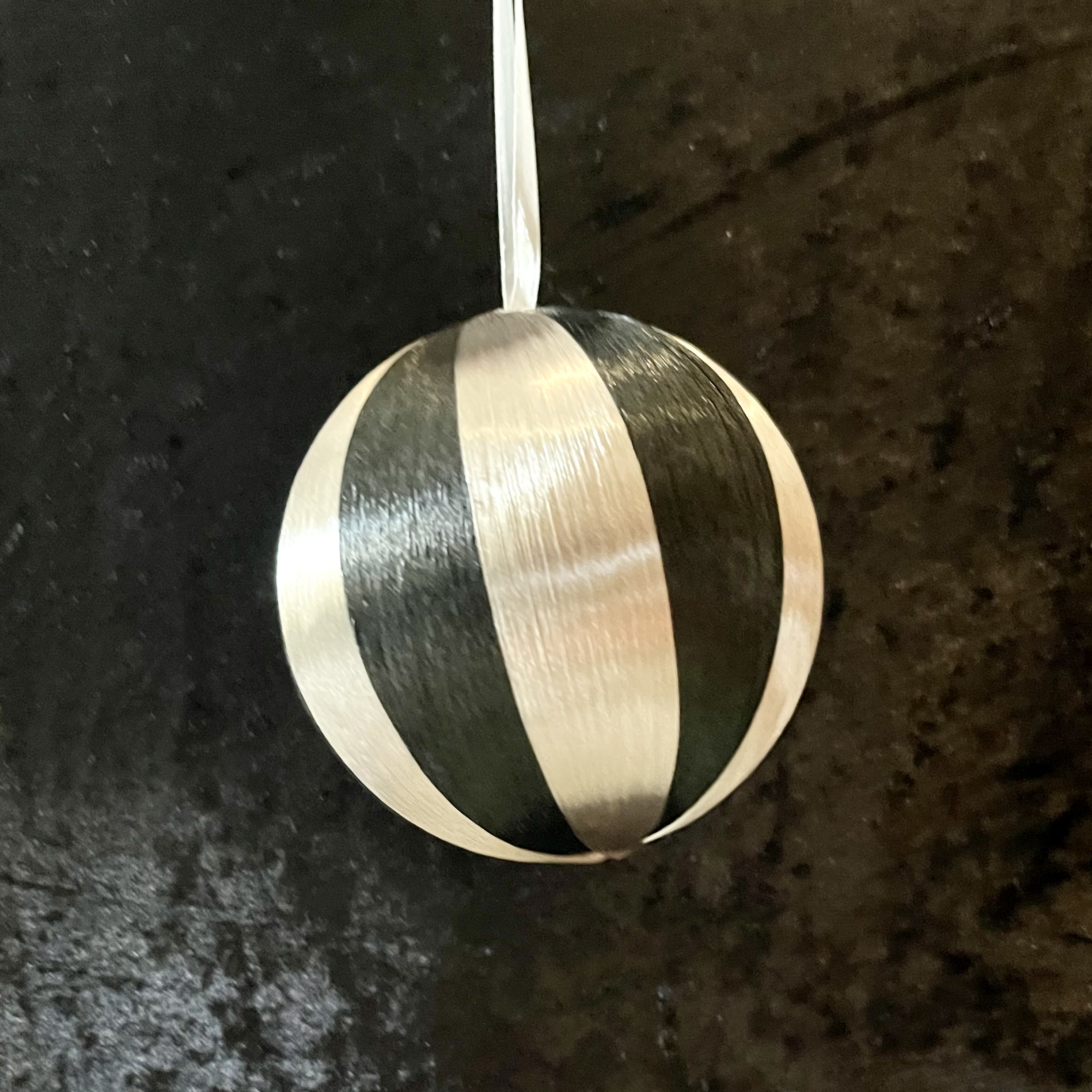 Kst Kugel"Max2z.H.,D7,5cm, schwarz/creme