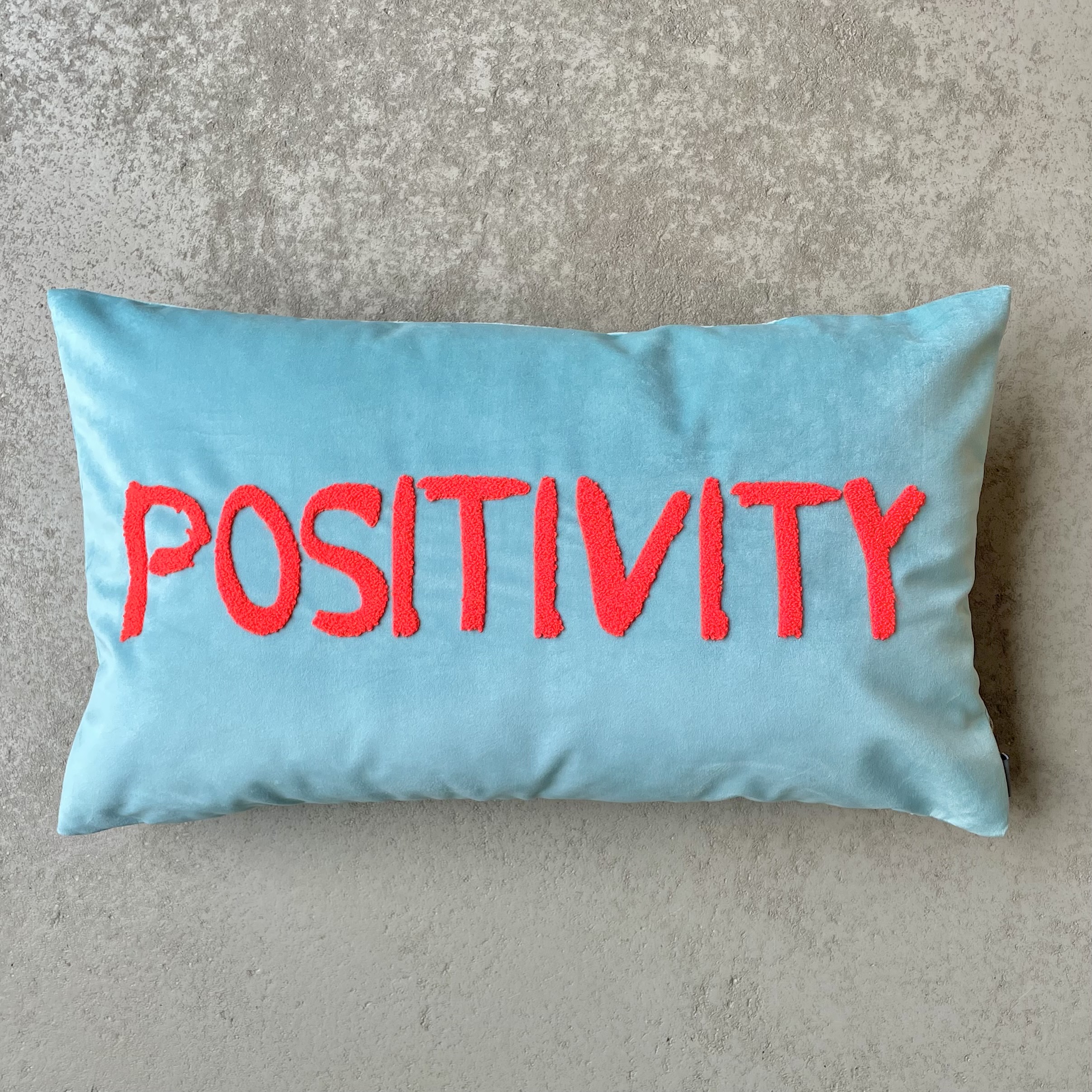 Kissen "POSITIVITY" mit Füllung 35x60cm, minttürkis/orangerot