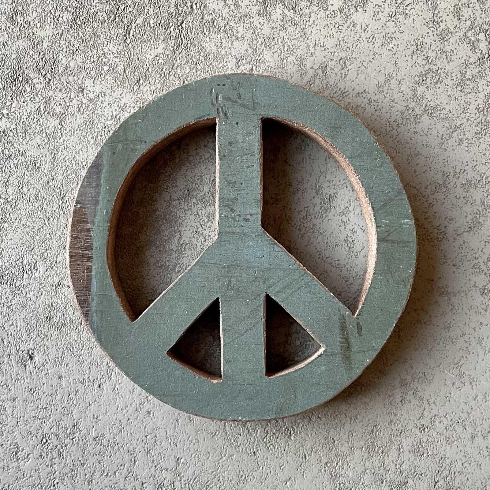 Altholz-Peacezeichen zum Hängen D18cm, graublau
