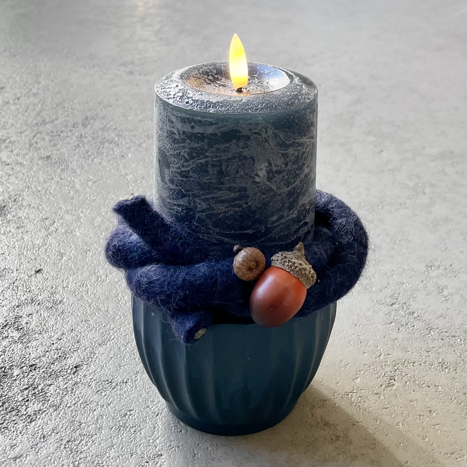 Kleine herbstliche Gestaltung mit LED-Kerze D11cm, blau/natur