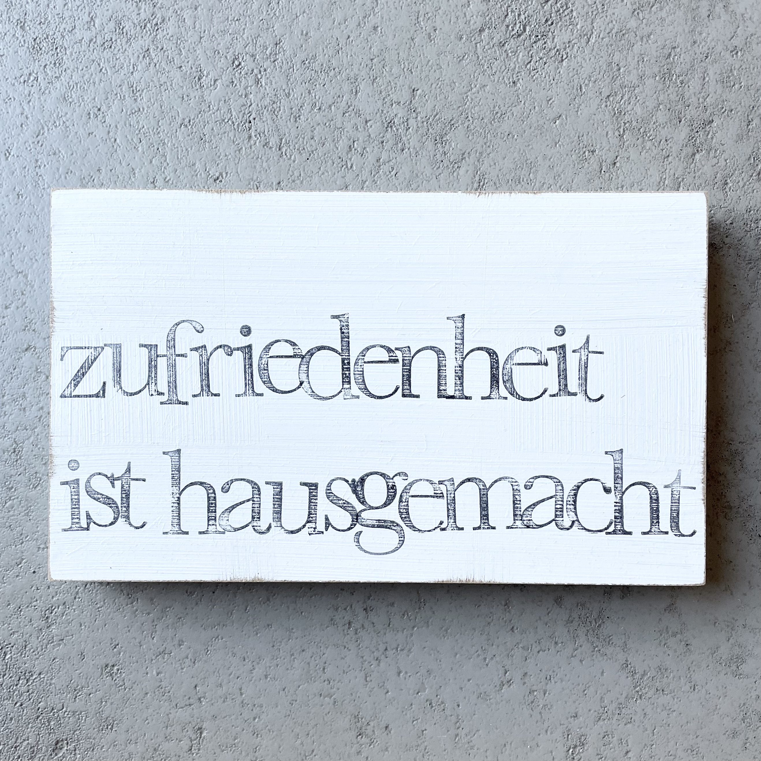 Textplatte "zufriedenheit ist hausgemacht" 25x15cm, weiß/schwarz