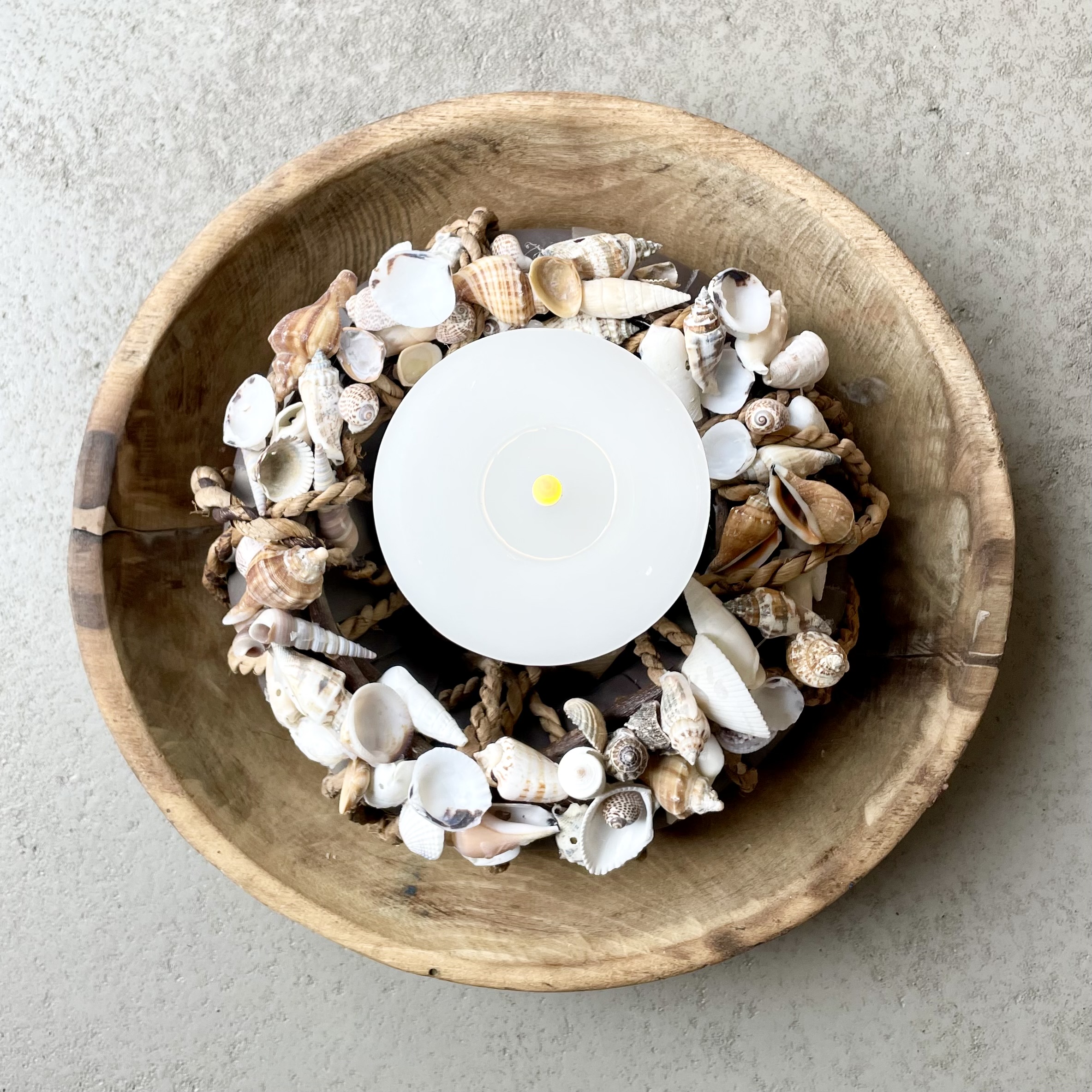 Sommerkranz "Muscheln" in Altholzschale mit LED-Kerze D37cm, natur/grau/weiß
