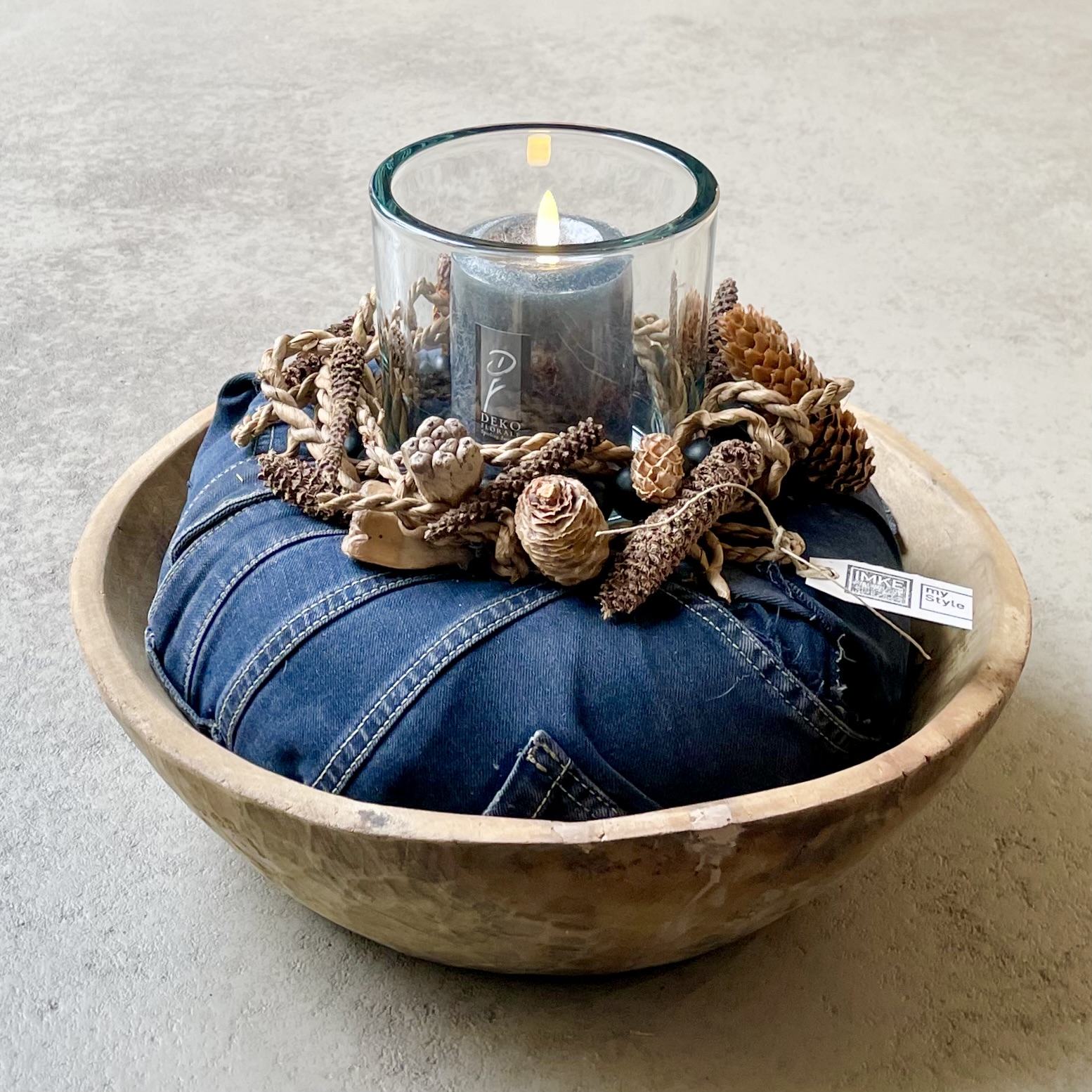 Jeans-Kranz "Windlicht" in Altholzschale mit LED-Kerze, D40cm, jeansblau/natur/klar