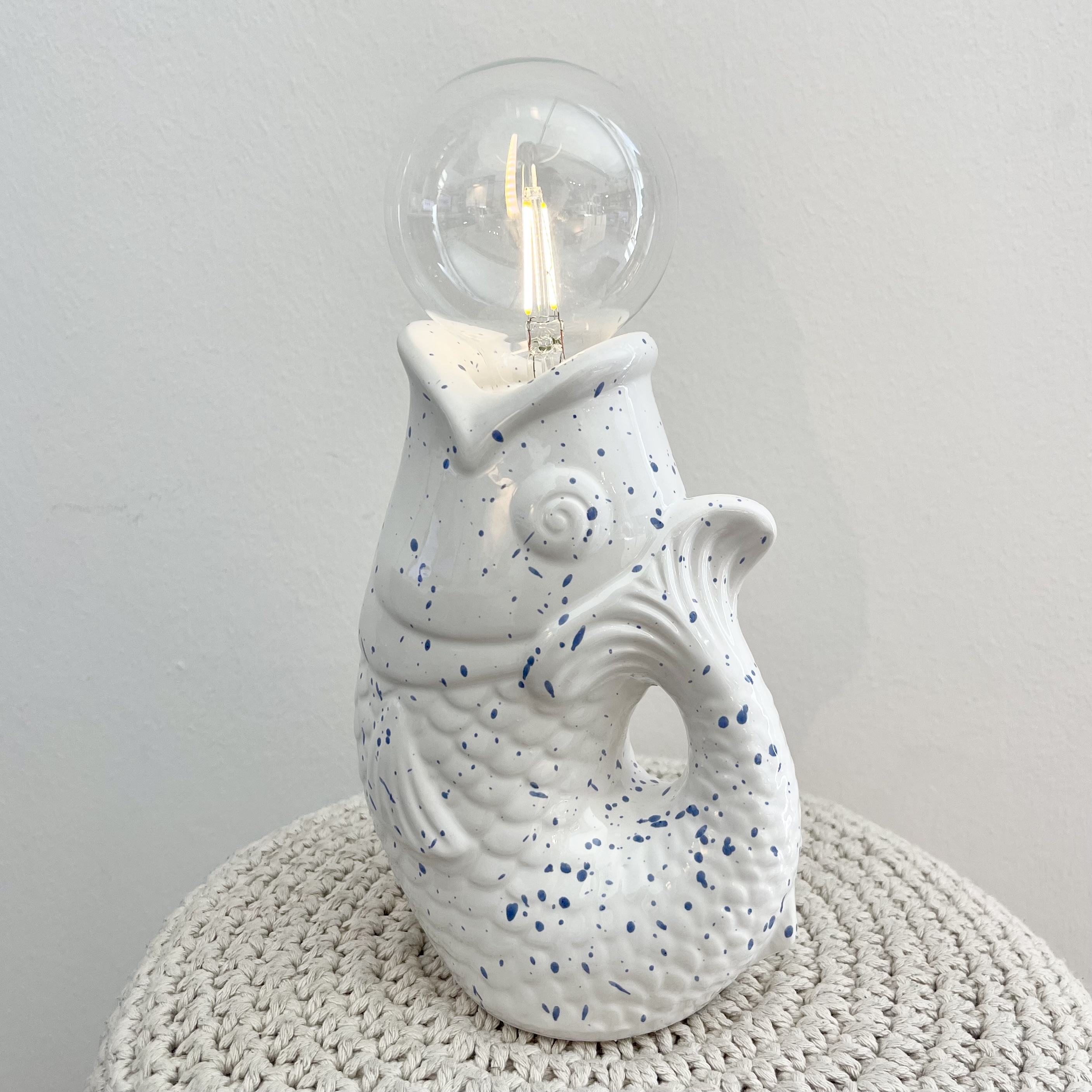 Lucia Tischleuchte Fisch, weiß/blau gesprenkelt
