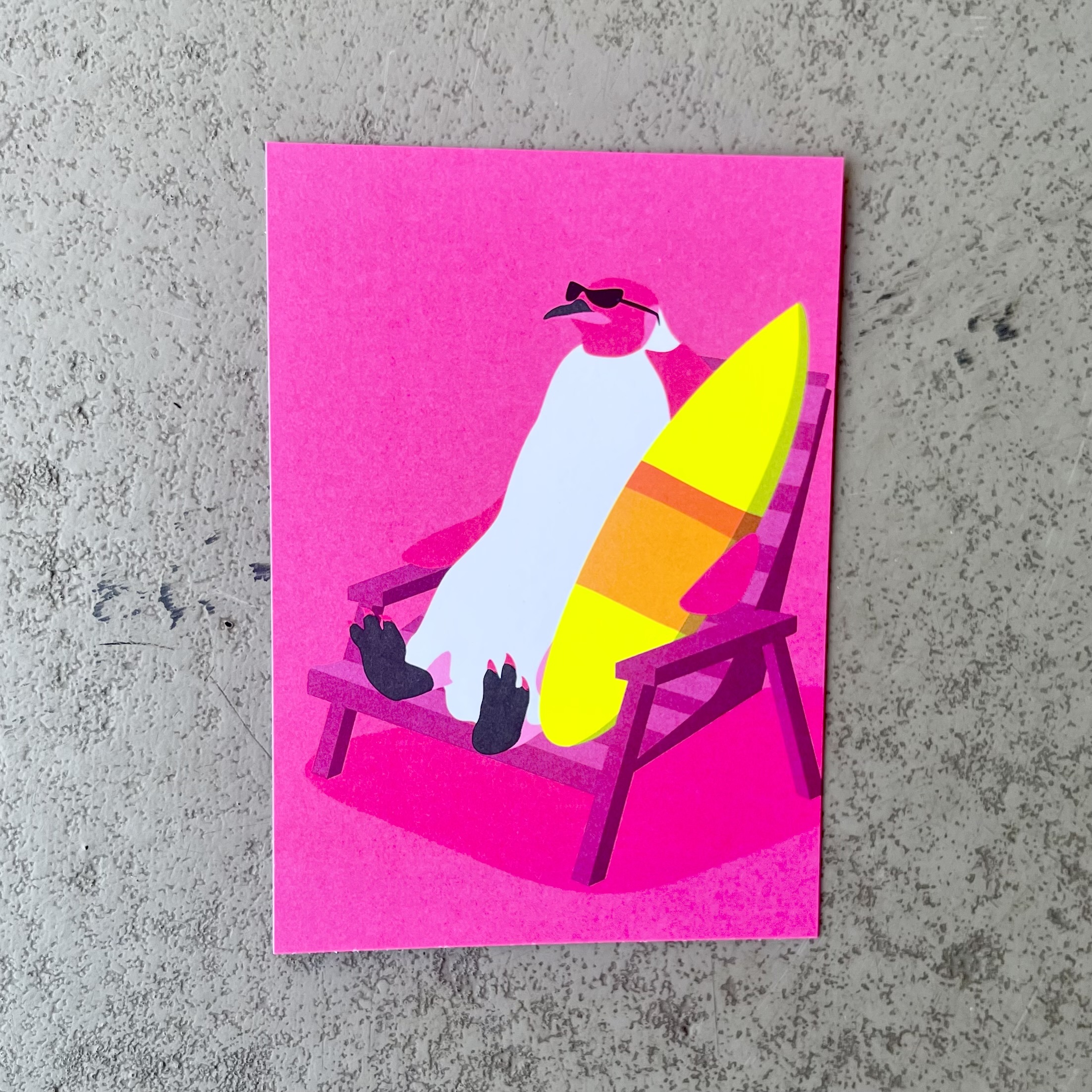 Postkarte neonstyle Pinguin mit Surfbrett 10x15cm