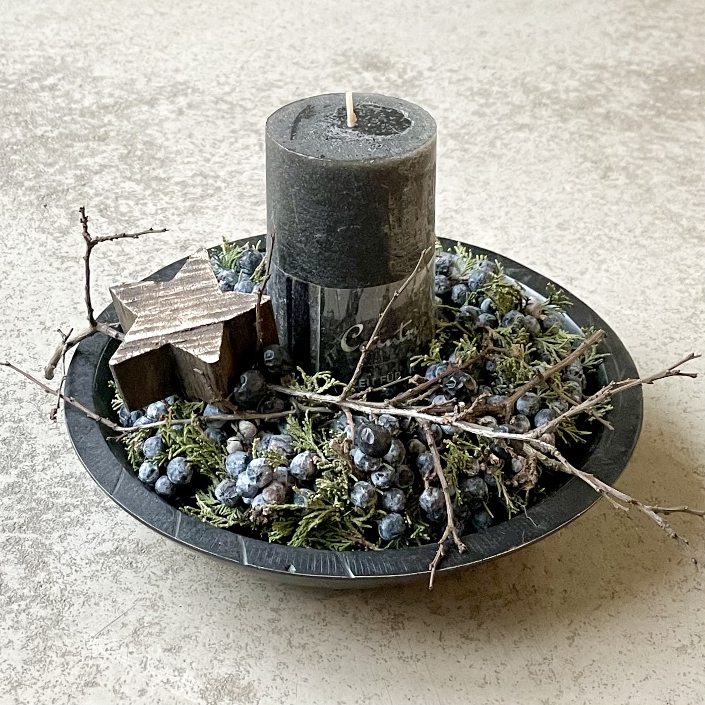 Kleine weihnachtlich dekorierte Holzschale D23cm, schwarz/blau