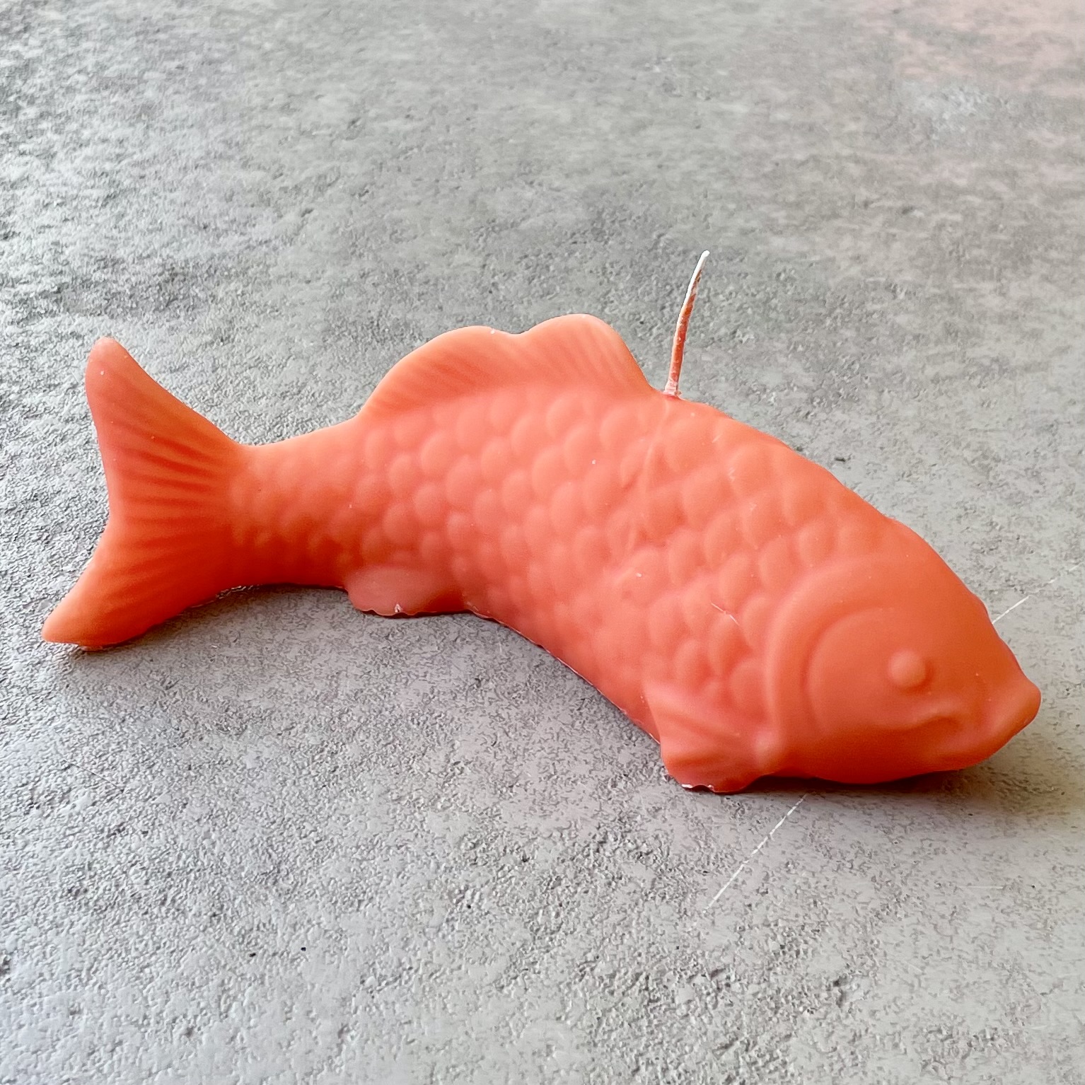 SAMT gelackte Objektkerze "Fisch" Grapefruit L23cm