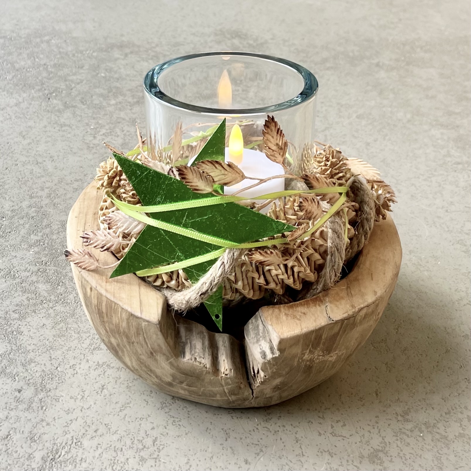 Kleines Windlicht "Grüner Stern" in Teakholzschale mit LED-Maxi-Teelicht D20cm, natur/grün
