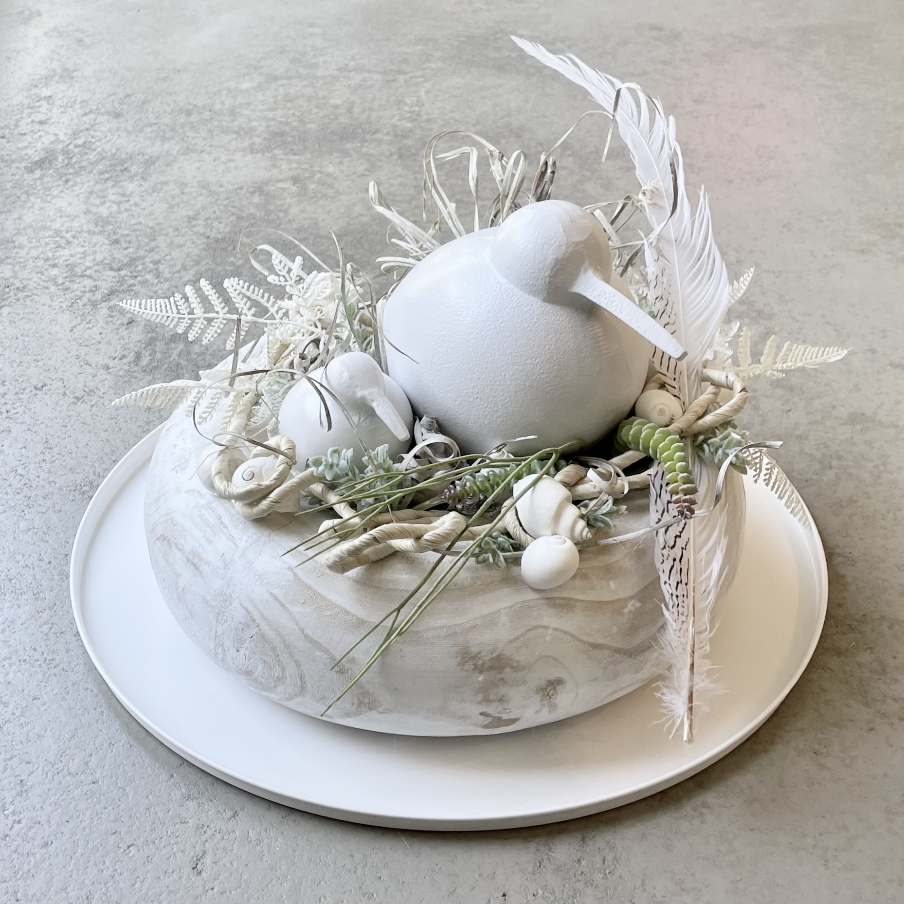 Großer Sommerkranz "Vogelmutter Mino mit Kind" auf Metalltablett D50cm, weiß/natur/grün