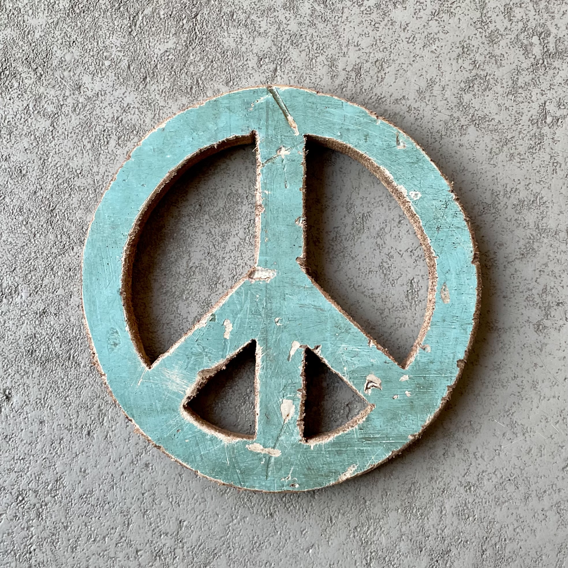Altholz-Peacezeichen zum Hängen D18cm, türkis