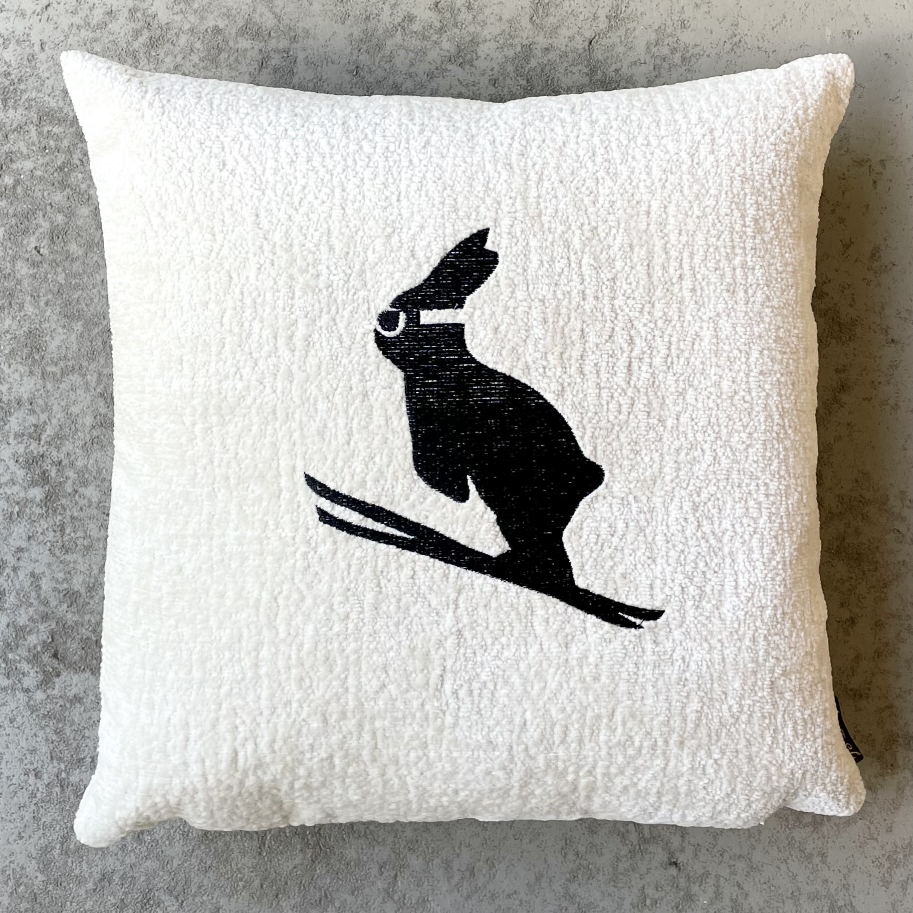 Kissen mit Füllung "Ski-Hase" 40x40cm, creme/schwarz