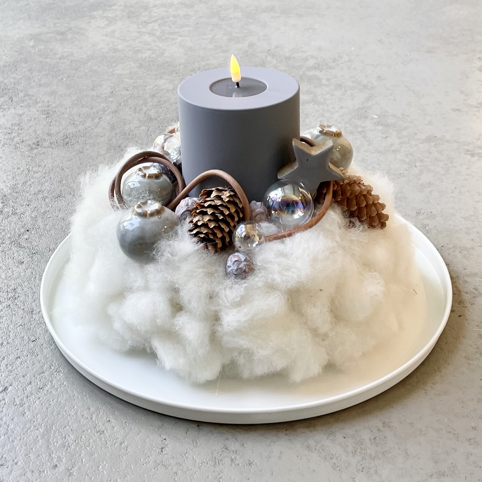 Weihnachtskranz "Mohnkapseln + Stern" auf Metalltablett mit LED-Kerze, D35cm, weiß/natur/grau