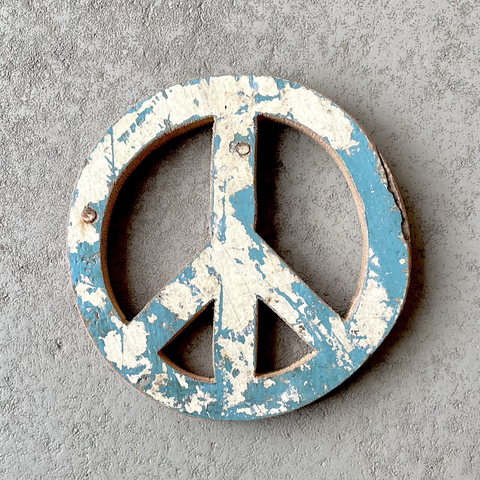 Altholz-Peacezeichen zum Hängen D18cm, türkis/creme