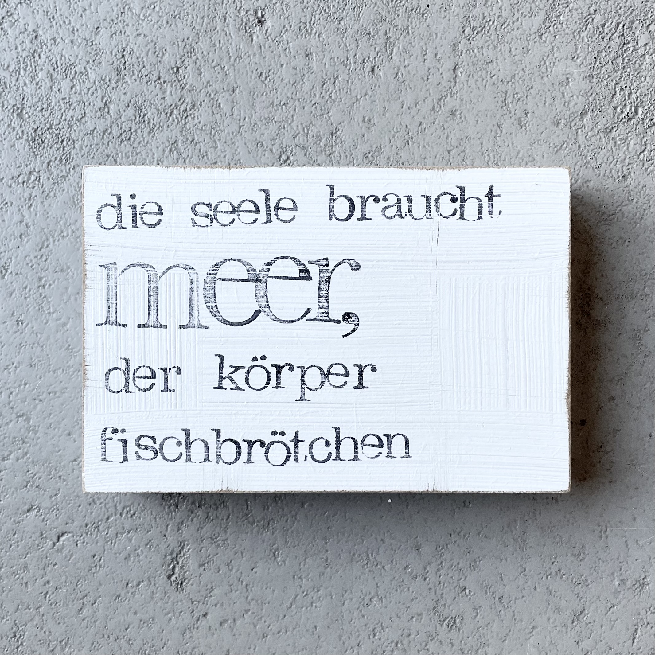Textplatte "die seele braucht meer, der körper fischbrötchen" 15x10cm, weiß/schwarz
