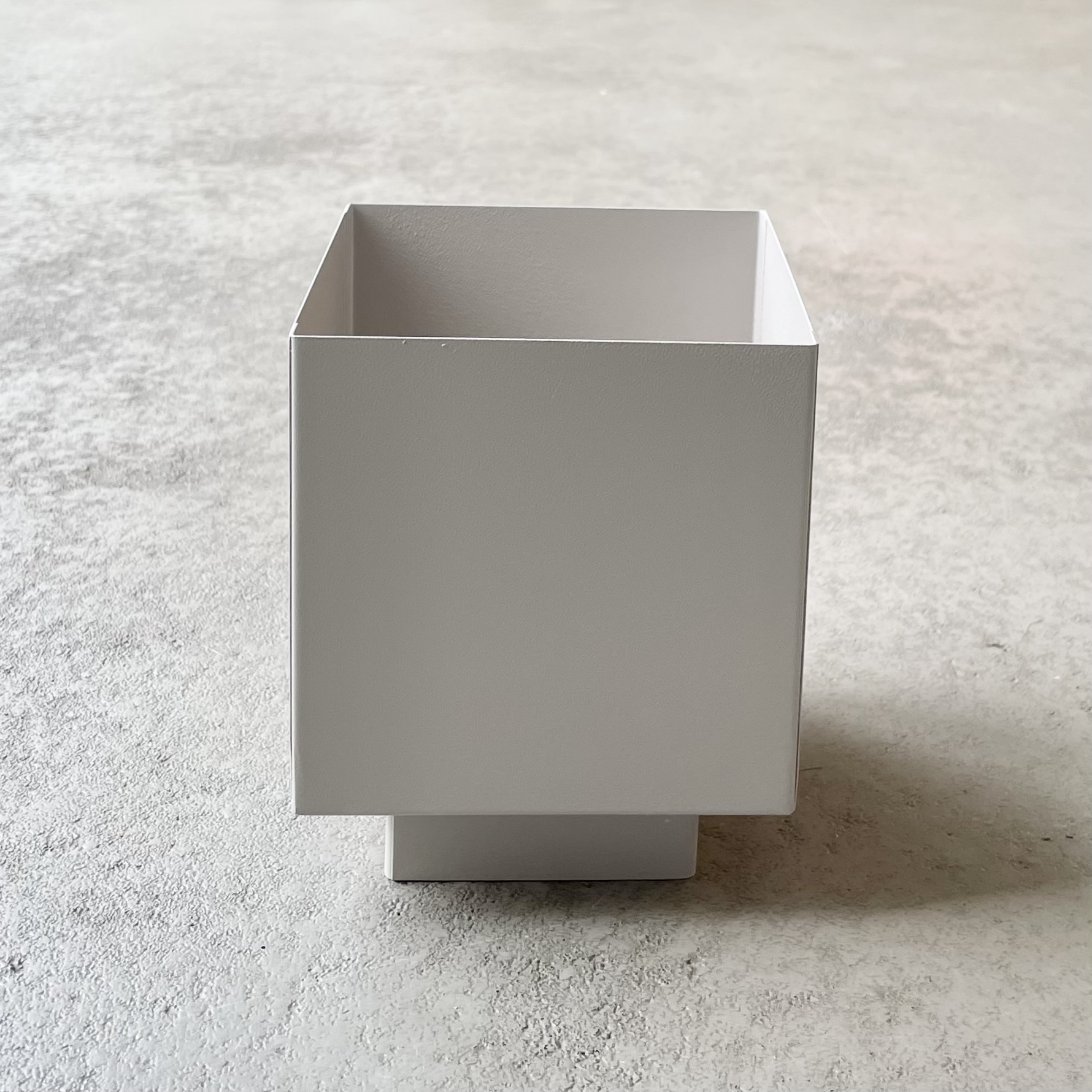 Metall-Kasten "Erik" quadratisch auf Fuß L12cm, taupe