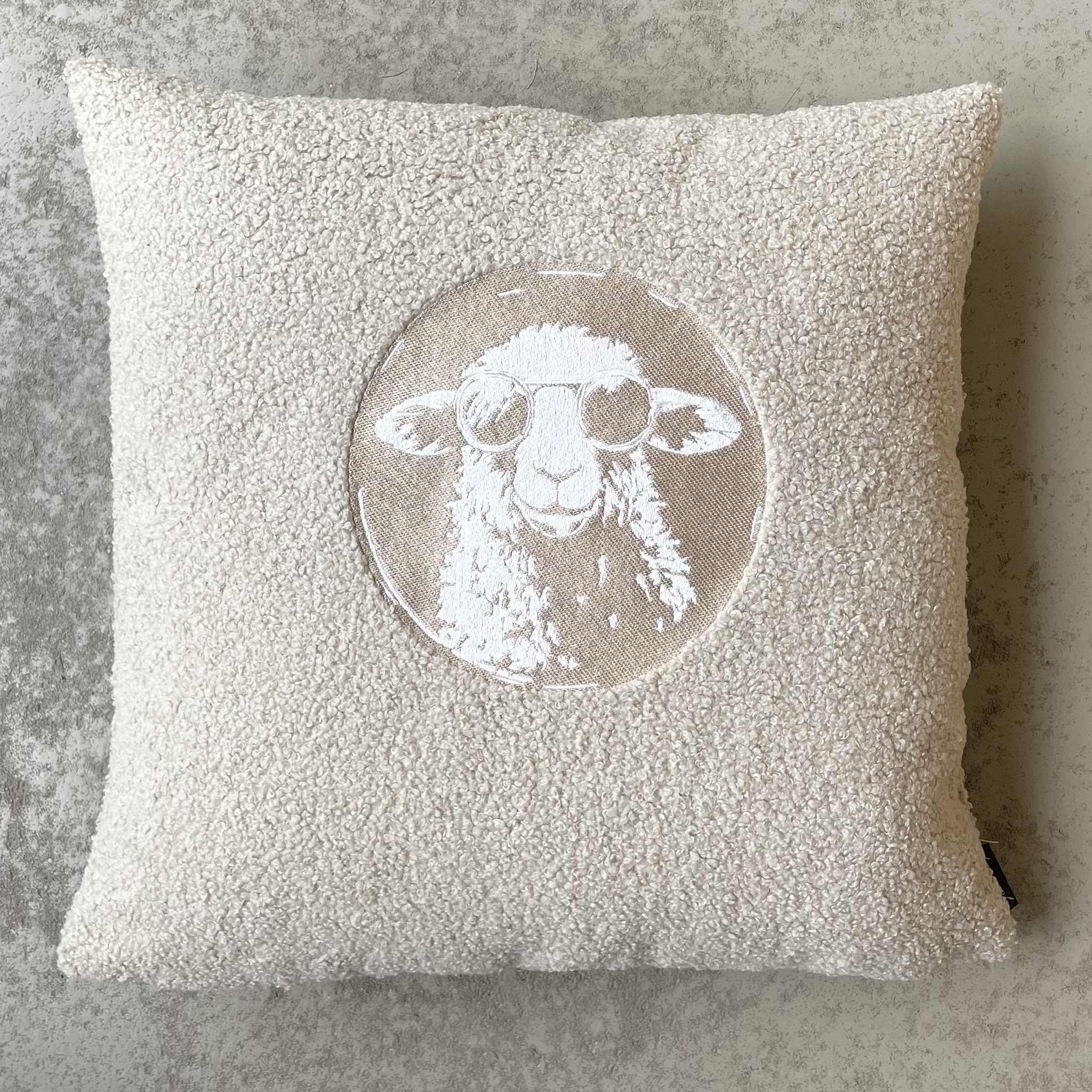 Kissen mit Füllung "Schaf mit Brille" 45x45cm, Wool Deluxe 140, hellbraun (sand)