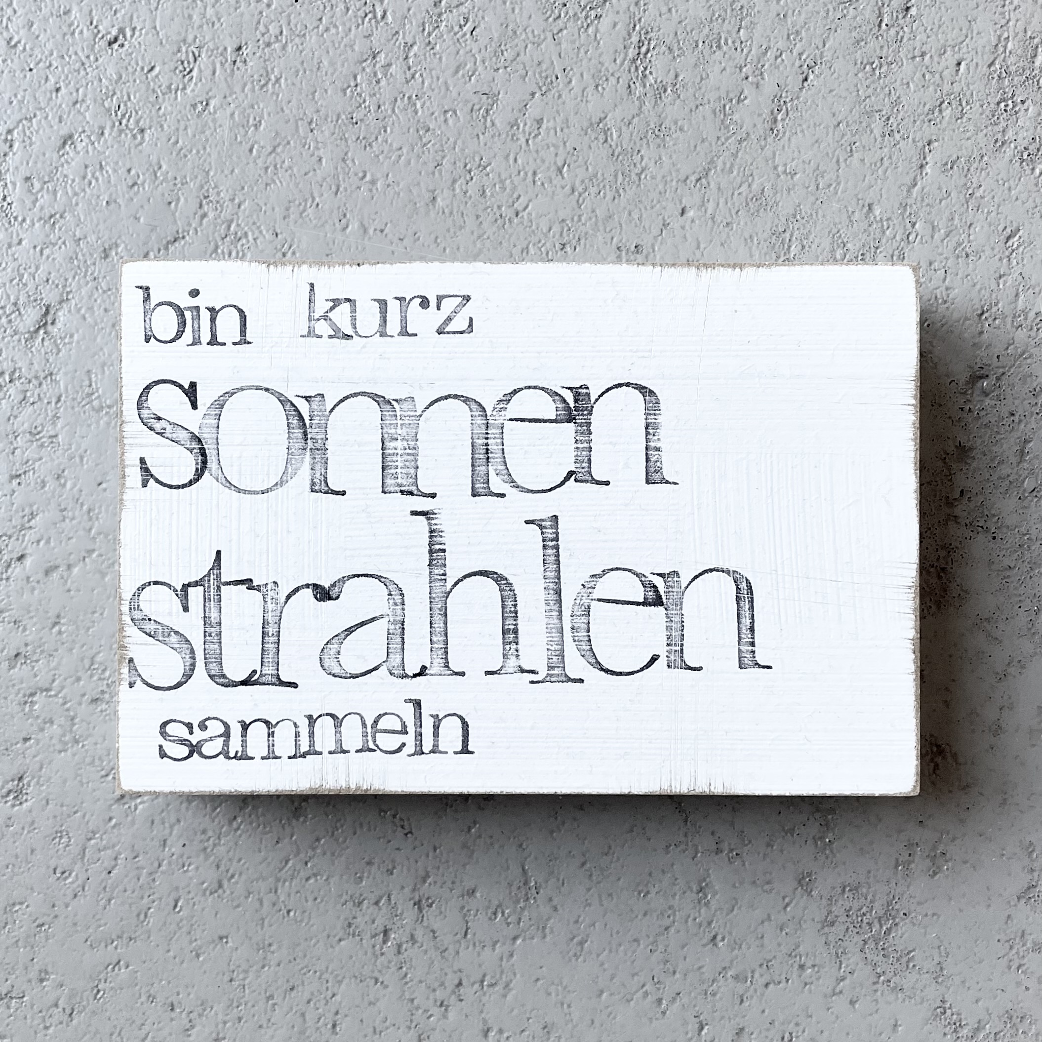 Textplatte "bin kurz sonnenstrahlen sammeln" 15x10cm, weiß/schwarz