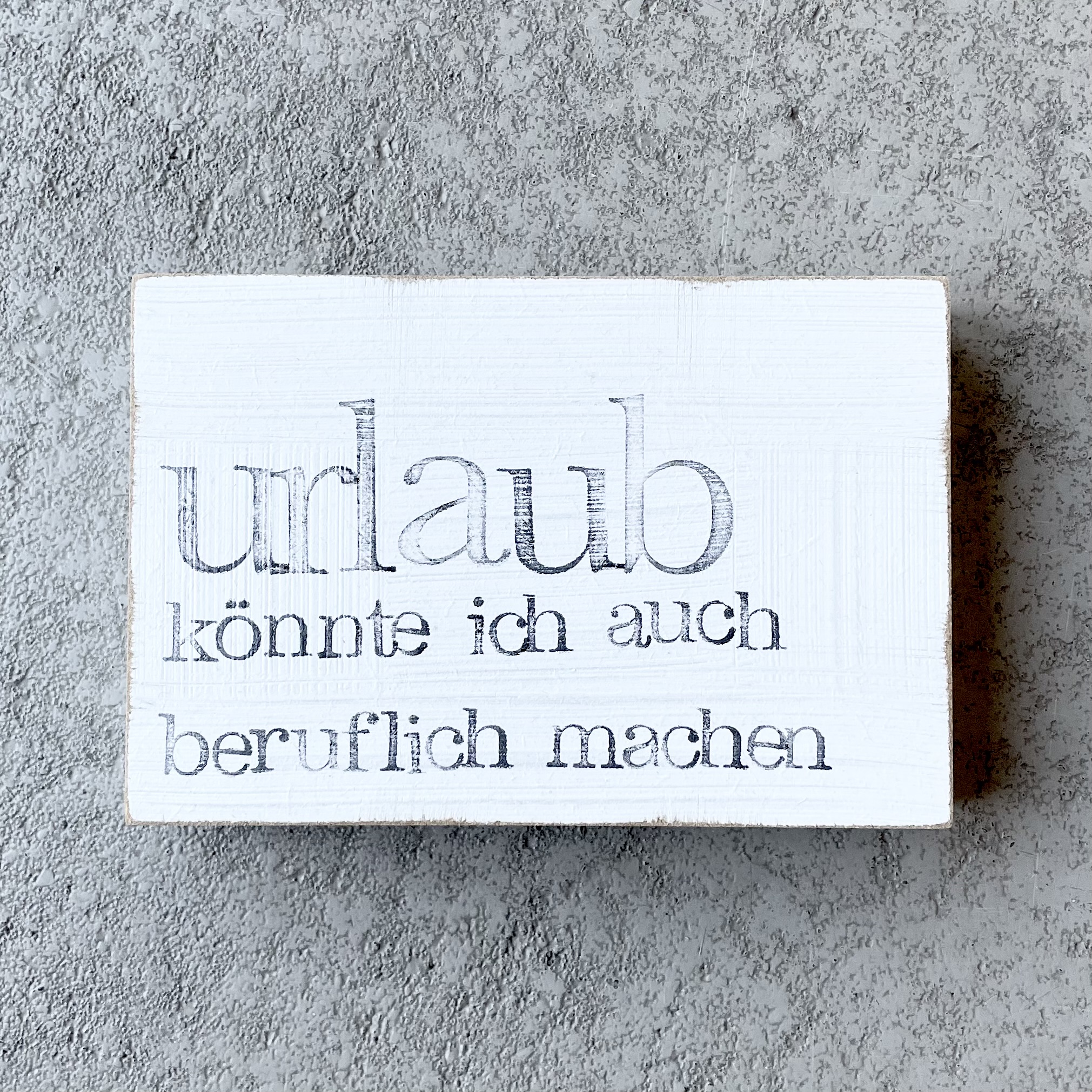 Textplatte "urlaub könnte ich auch beruflich machen" 15x10cm, weiß/schwarz