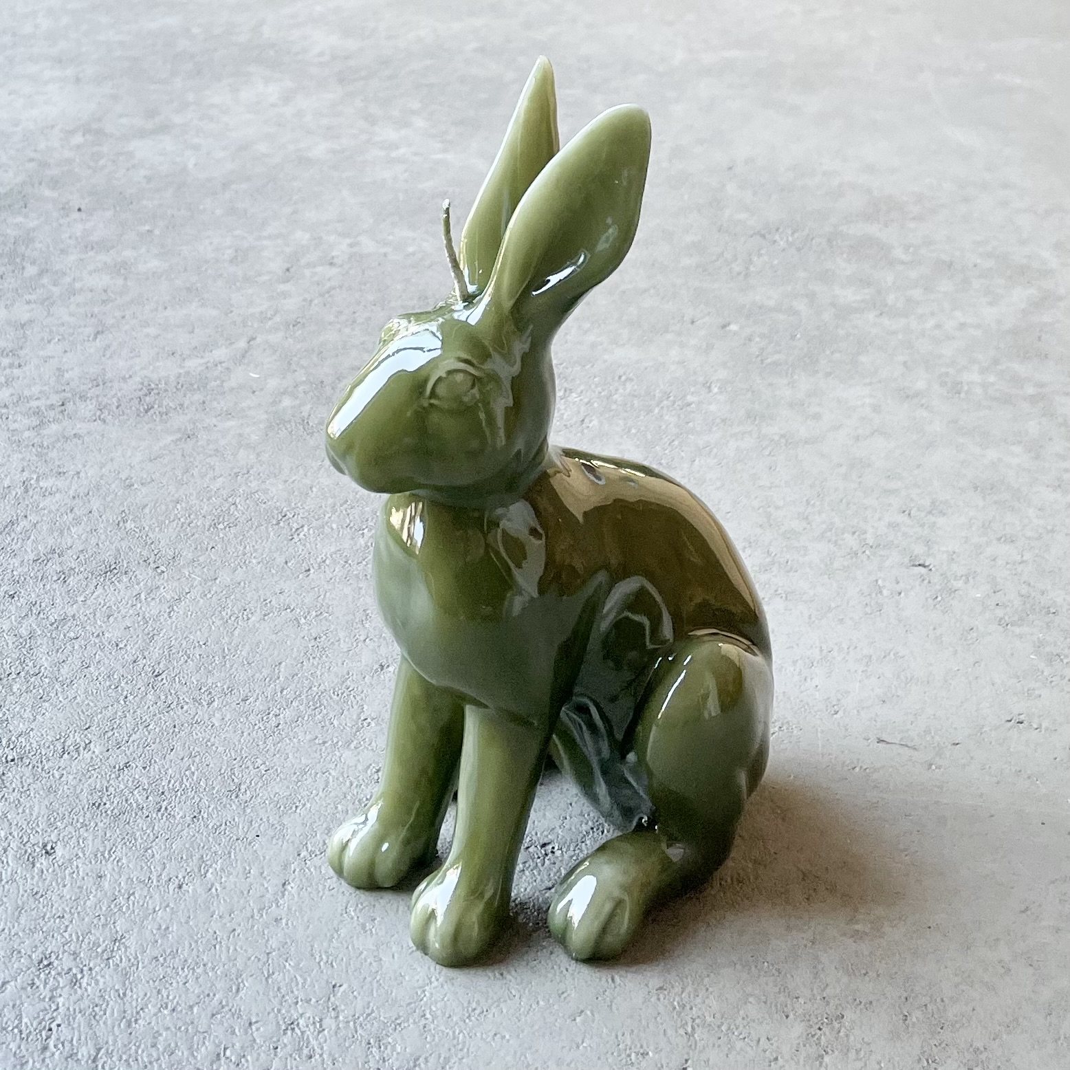 Hochglanz Objektkerze "Hase" H22cm, OLive