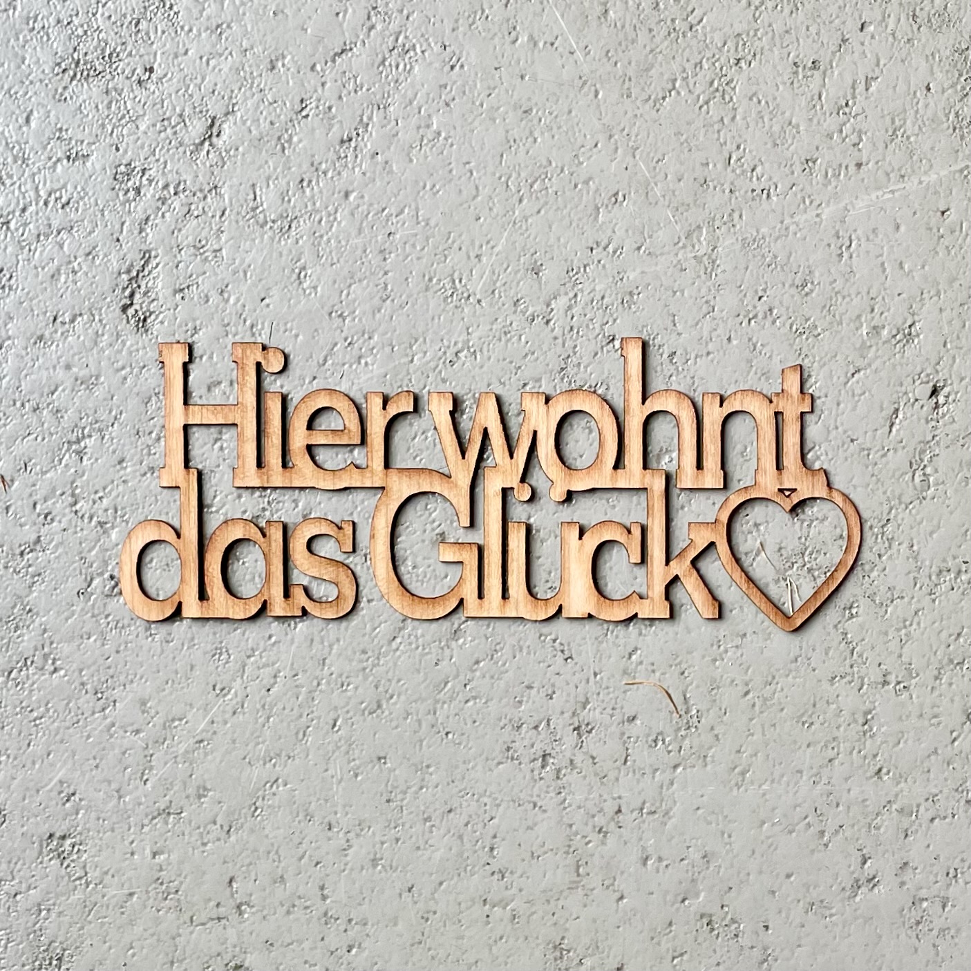 Schriftzug "Hier wohnt das Glück" L15cm, Kirschholz