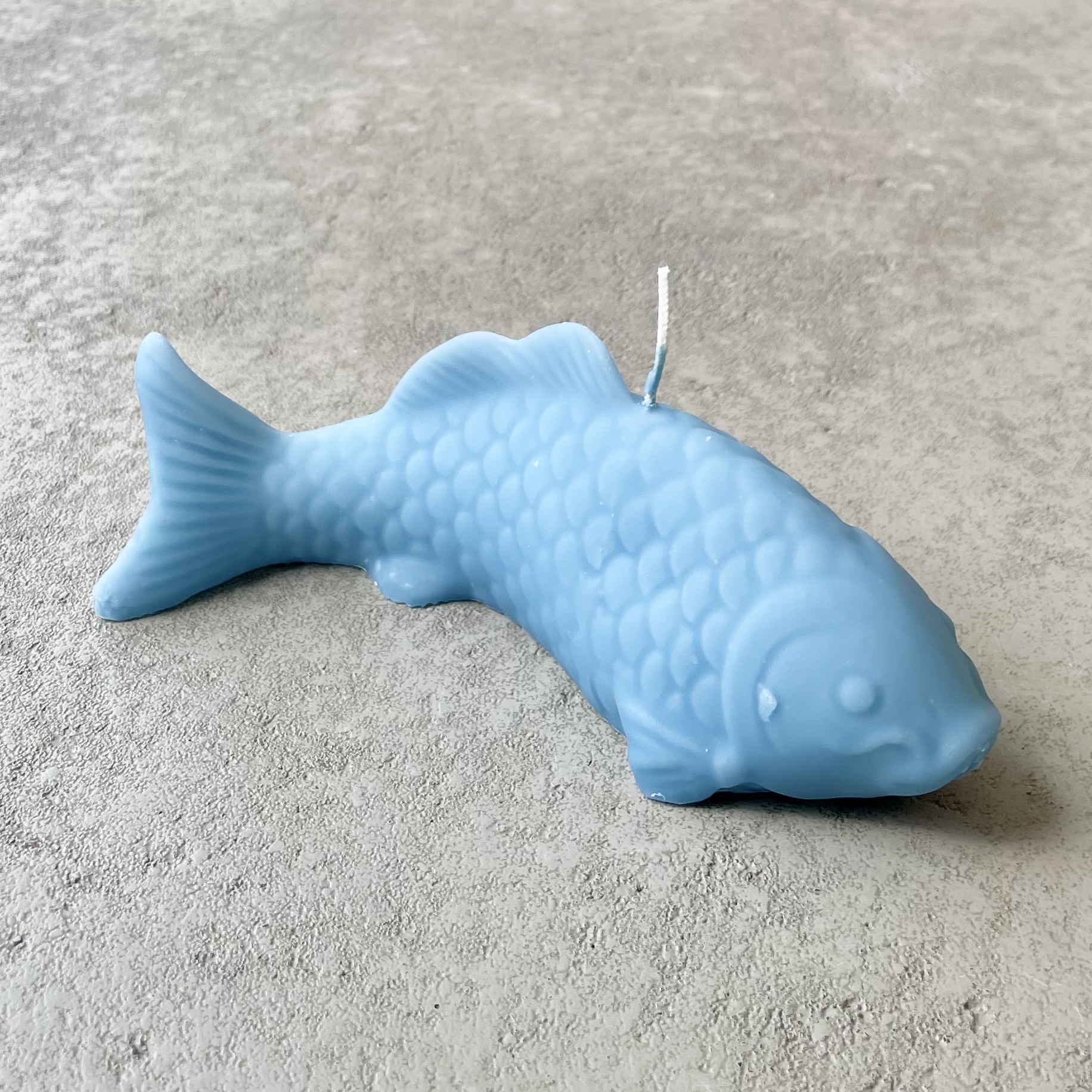 SAMT gelackte Objektkerze "Fisch" Marine,  L23cm