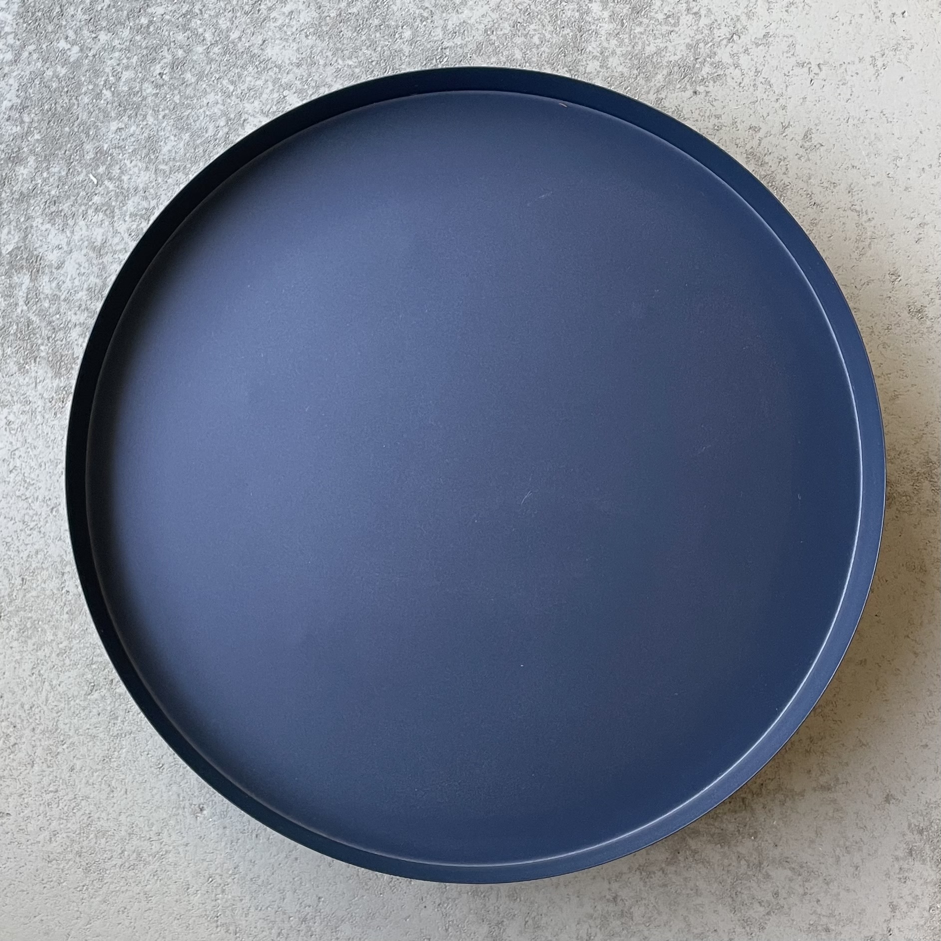 Metall-Tablett "Erik" rund auf Fuß, D50cm, blau