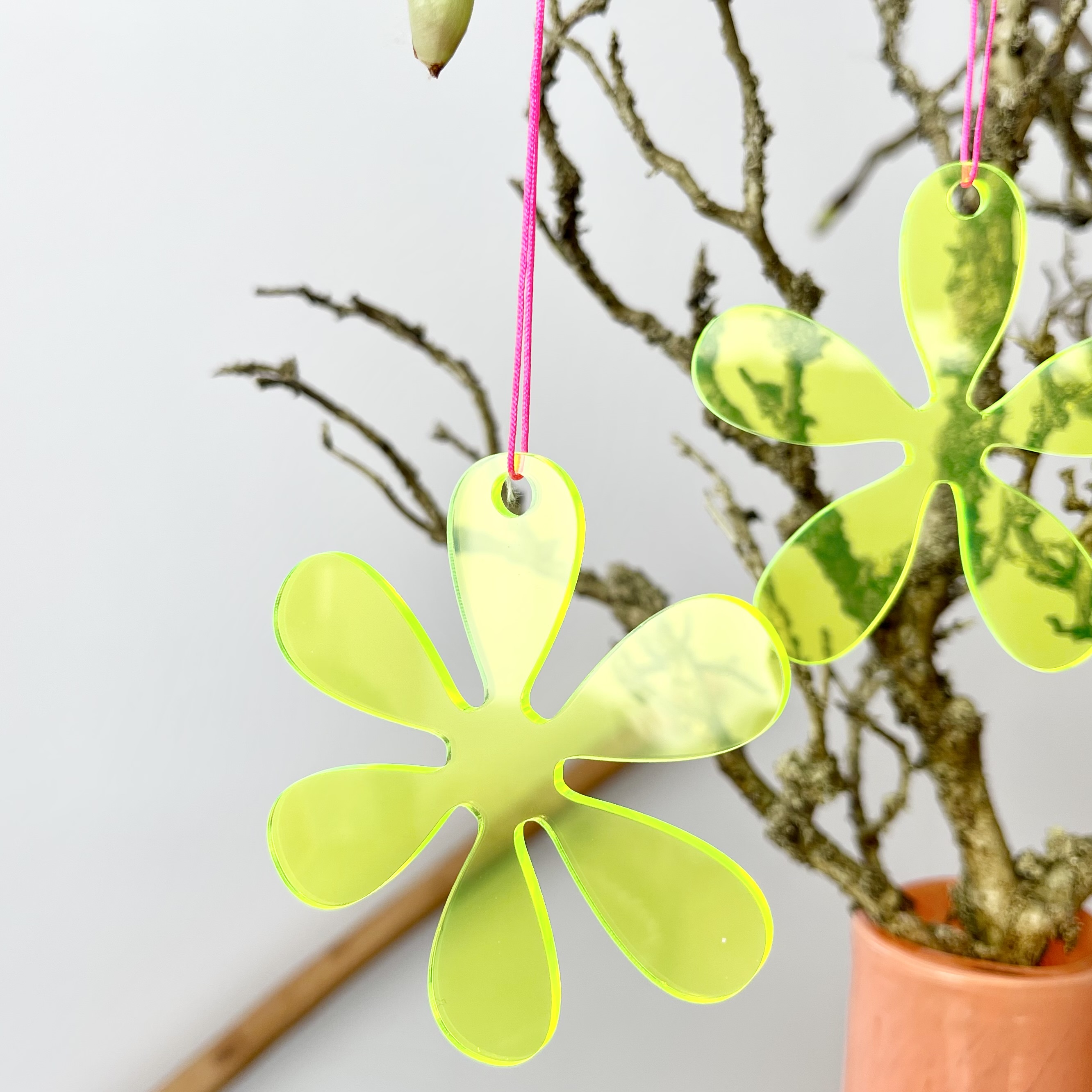 Hänger Blume 9cm Neon Gelb 6 blättrig