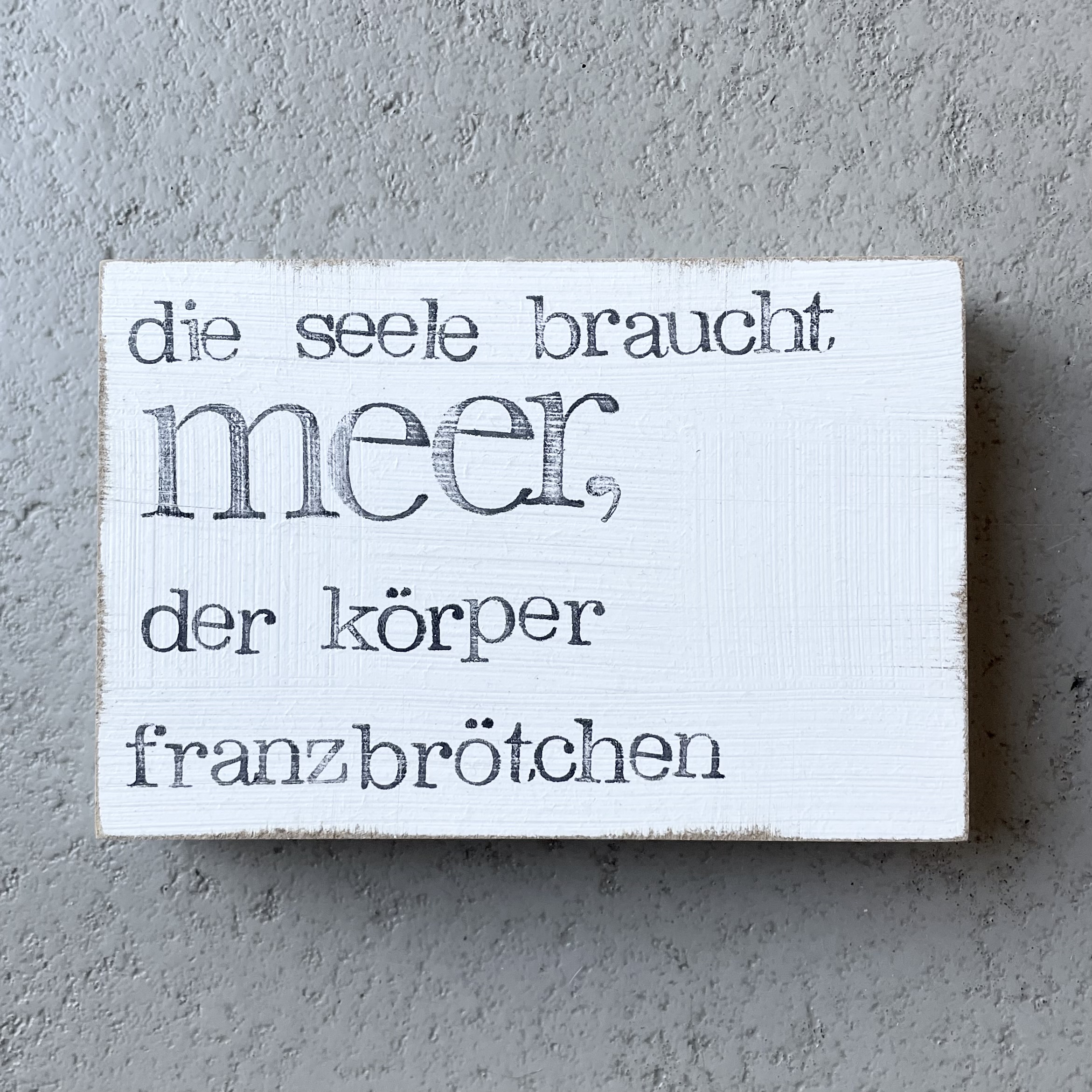 Textplatte "die seele braucht meer, der körper franzbrötchen" 15x10cm, weiß/schwarz