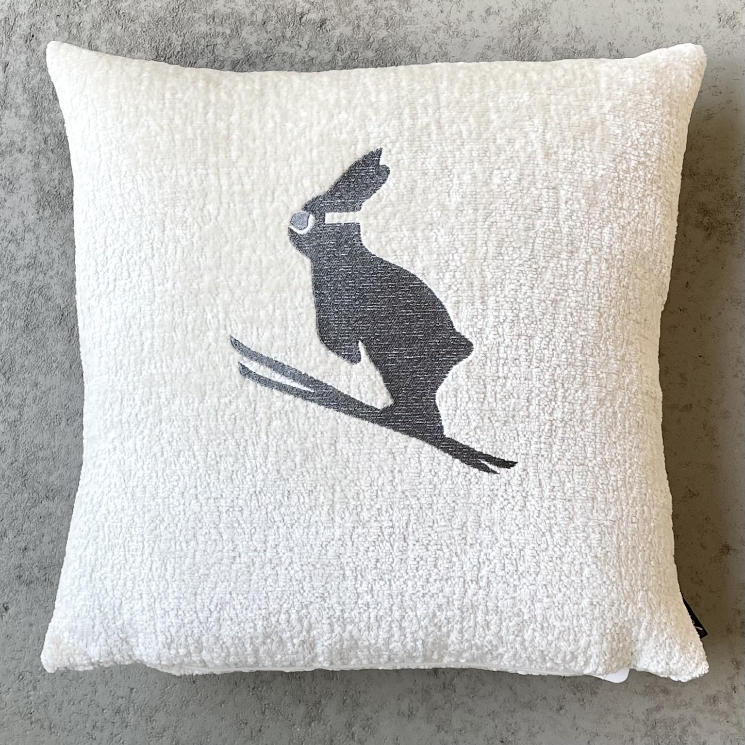 Kissen mit Füllung "Ski-Hase" 40x40cm, creme/grau