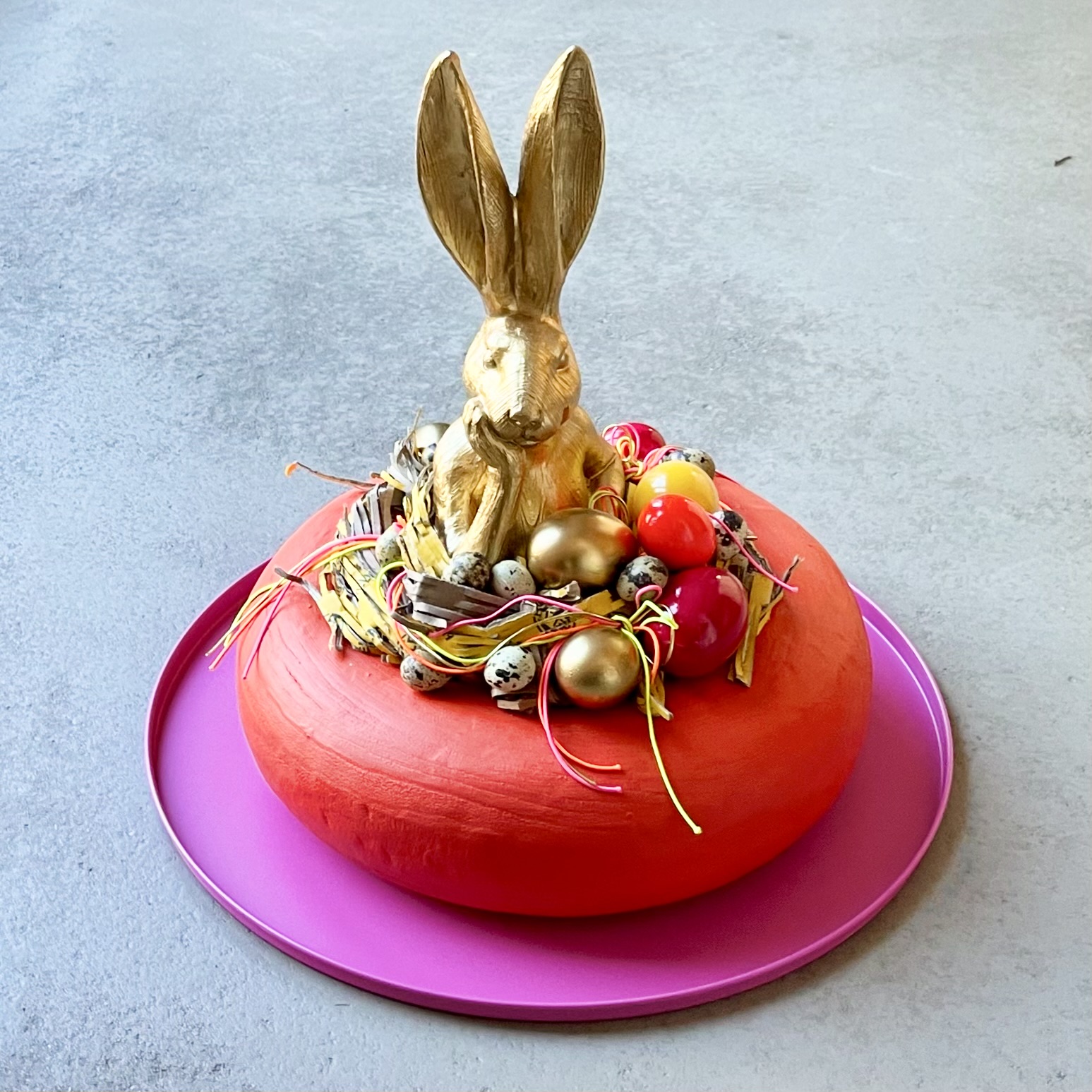 Osterkranz "Hase Tessa" auf Metalltablett D50cm, pink, orange/gold/neon bunt