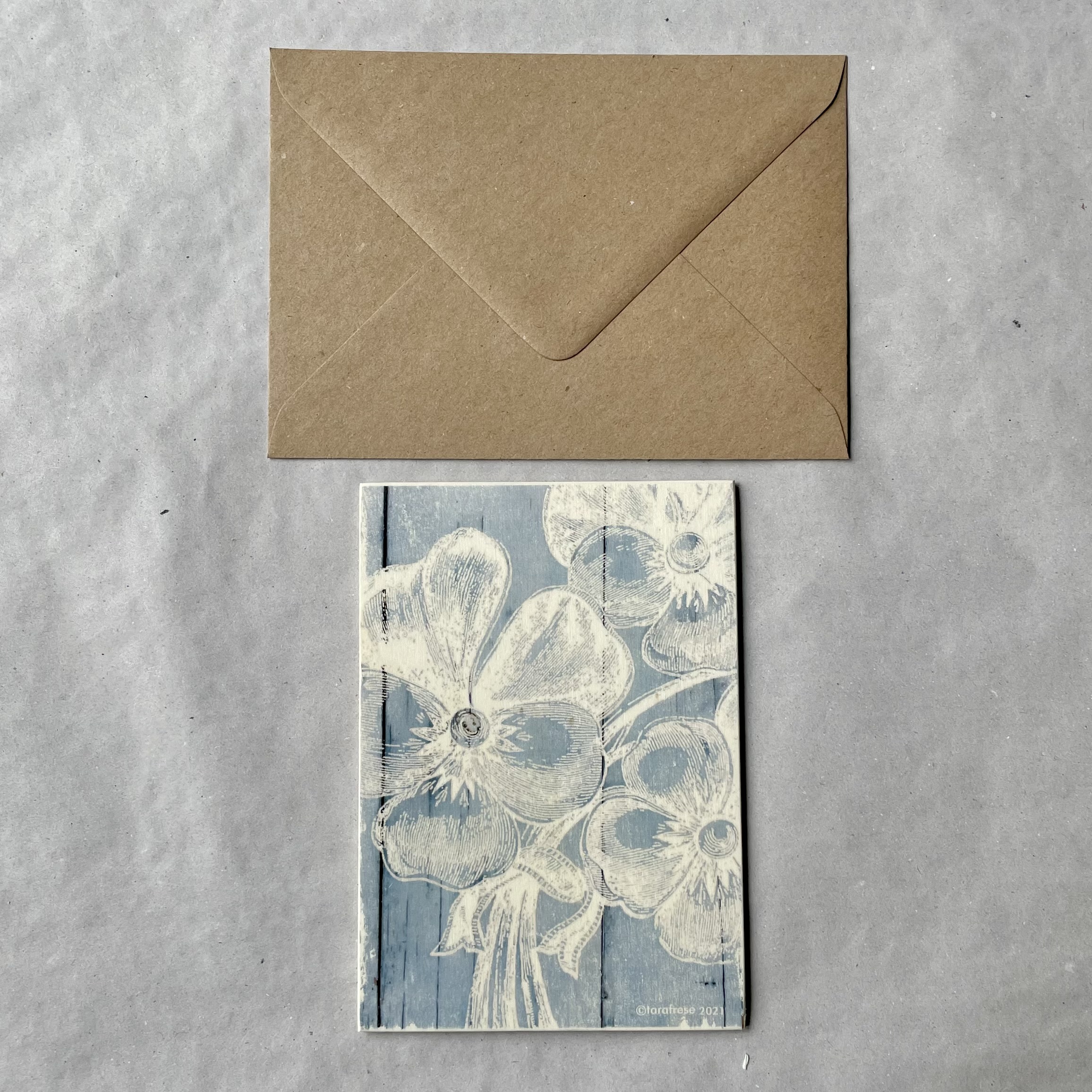 Holzbild/Postkarte "Stiefmütterchen" natur/hellblau 10x15cm