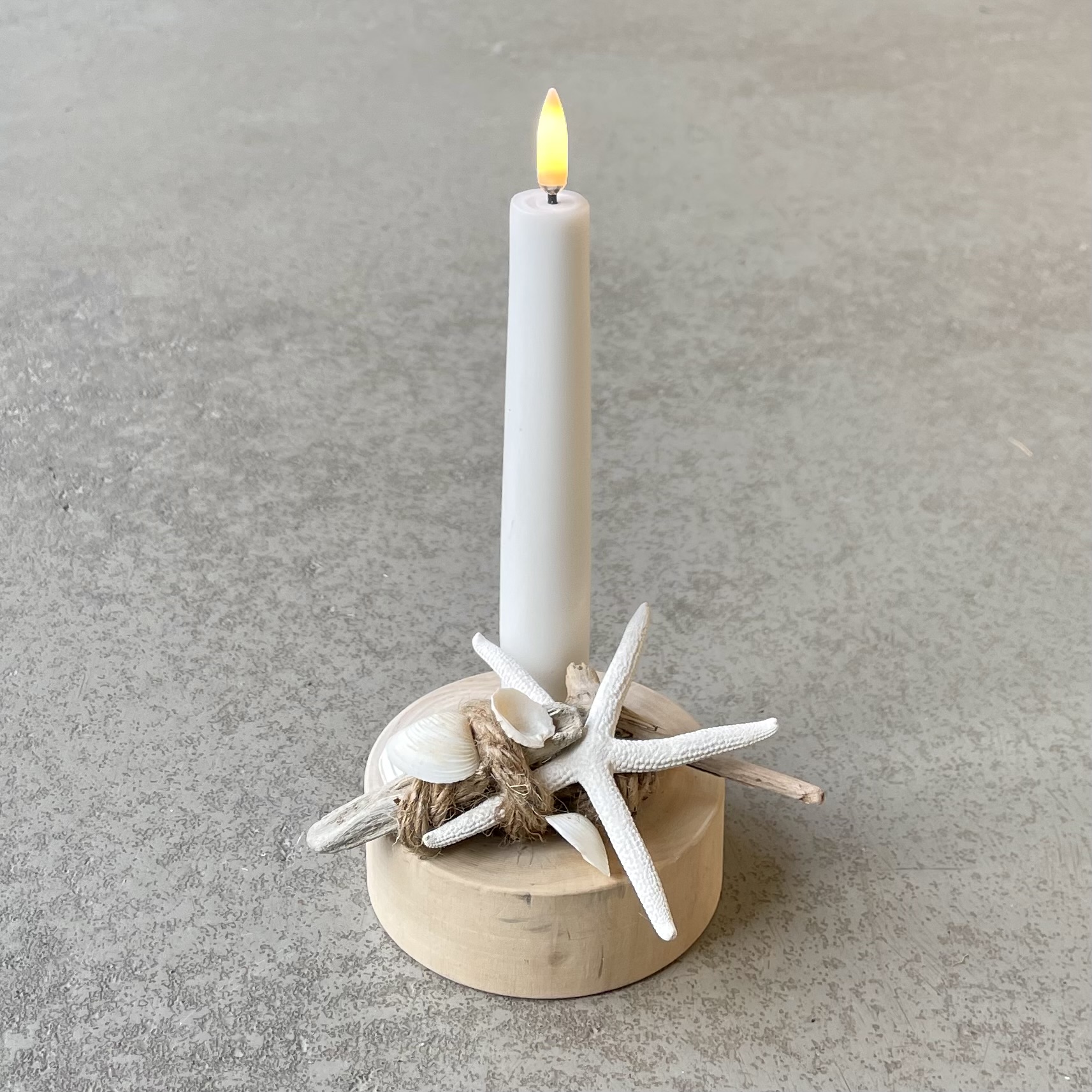 Holz-Kerzenhalter "Seestern" mit LED-Kerze D9cm, natur/weiß