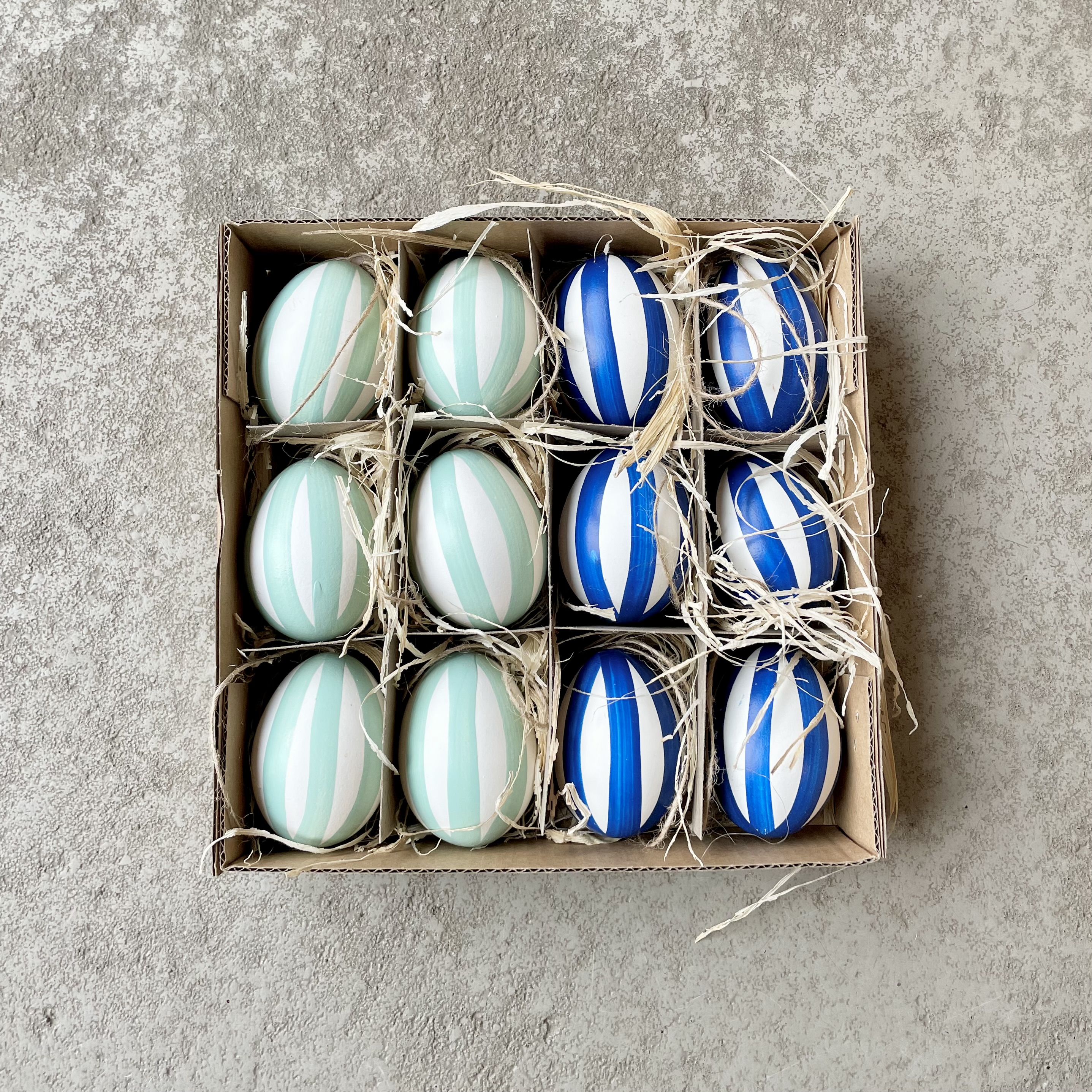 Hühnerei-Box 12St. "Stripes" zwei Farben, H6cm, hellblau/blau