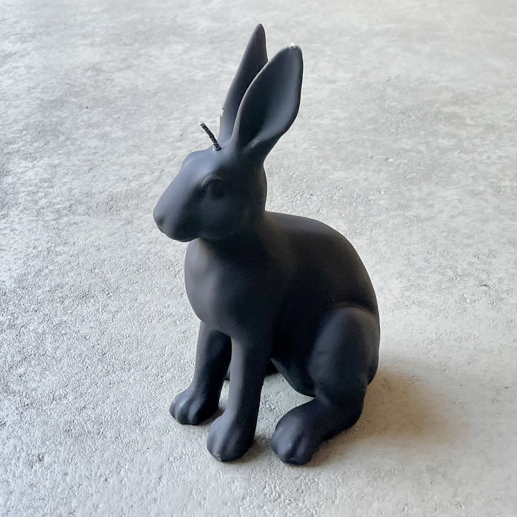 SAMT gelackte Objektkerze "Hase" H22cm, Schwarz