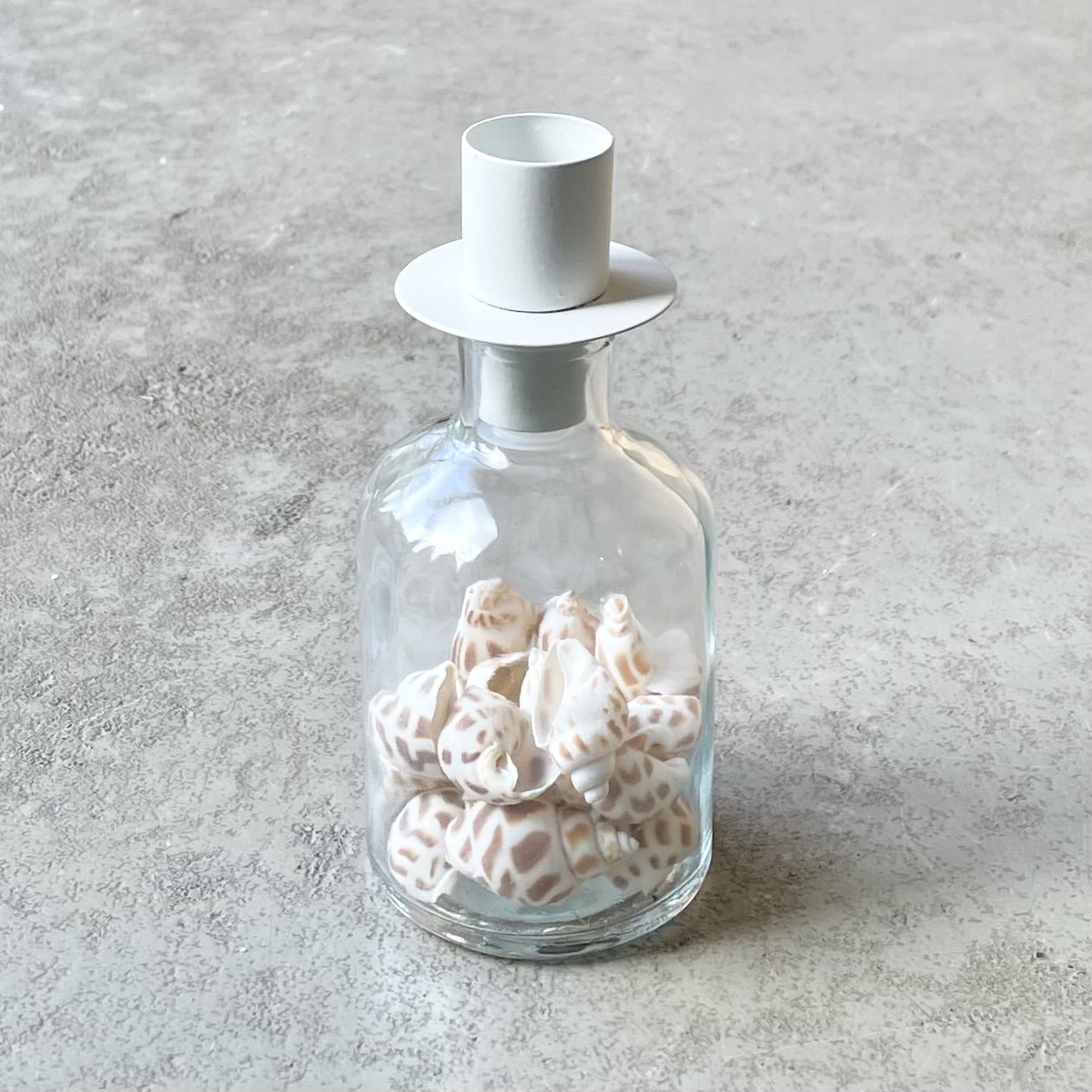 Vase mit Kerzenhalter und Muscheln H13cm, klar/weiß  Modell 2