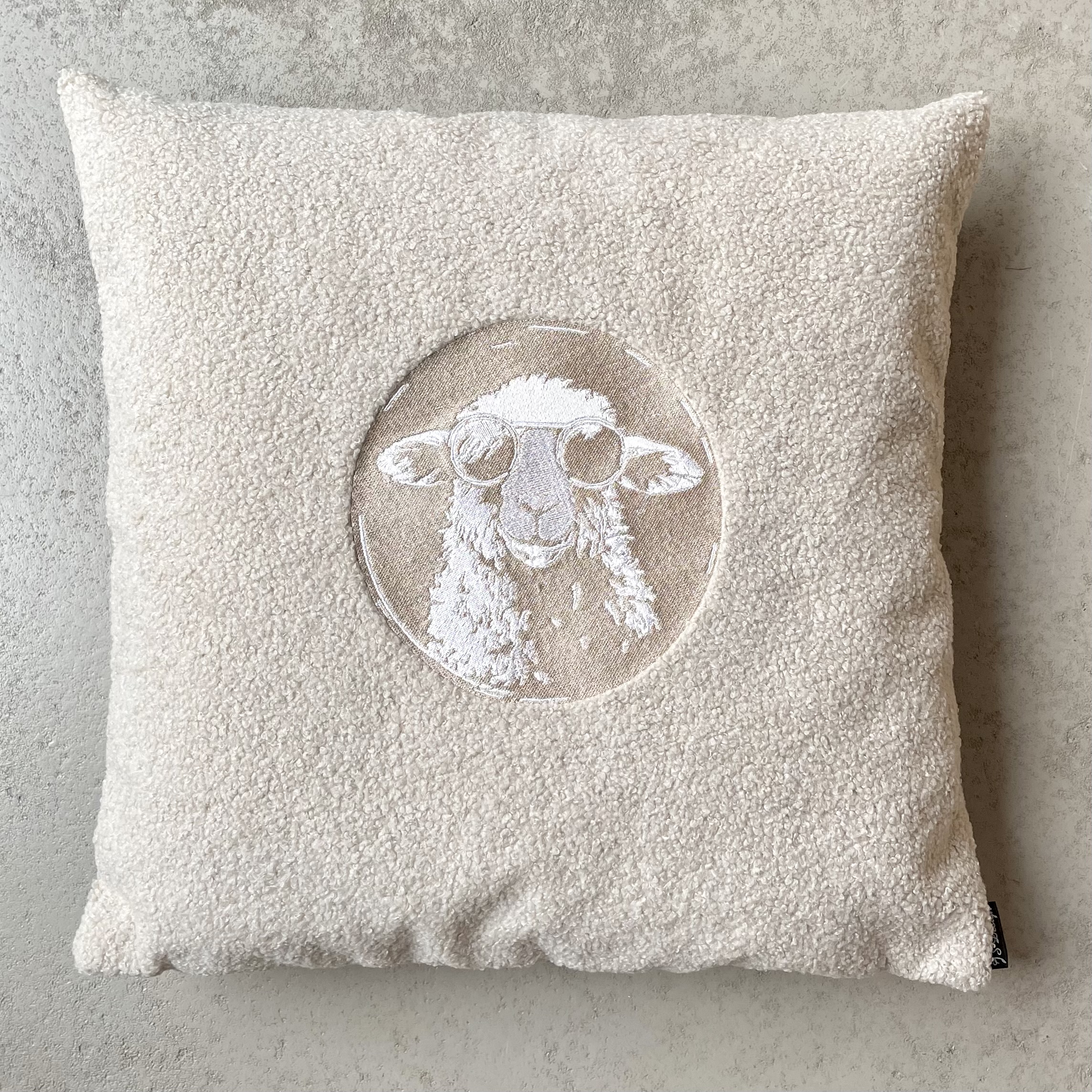 Kissen mit Füllung "Schaf mit Brille" 50x50cm, Wool Deluxe 140, hellbraun (sand)