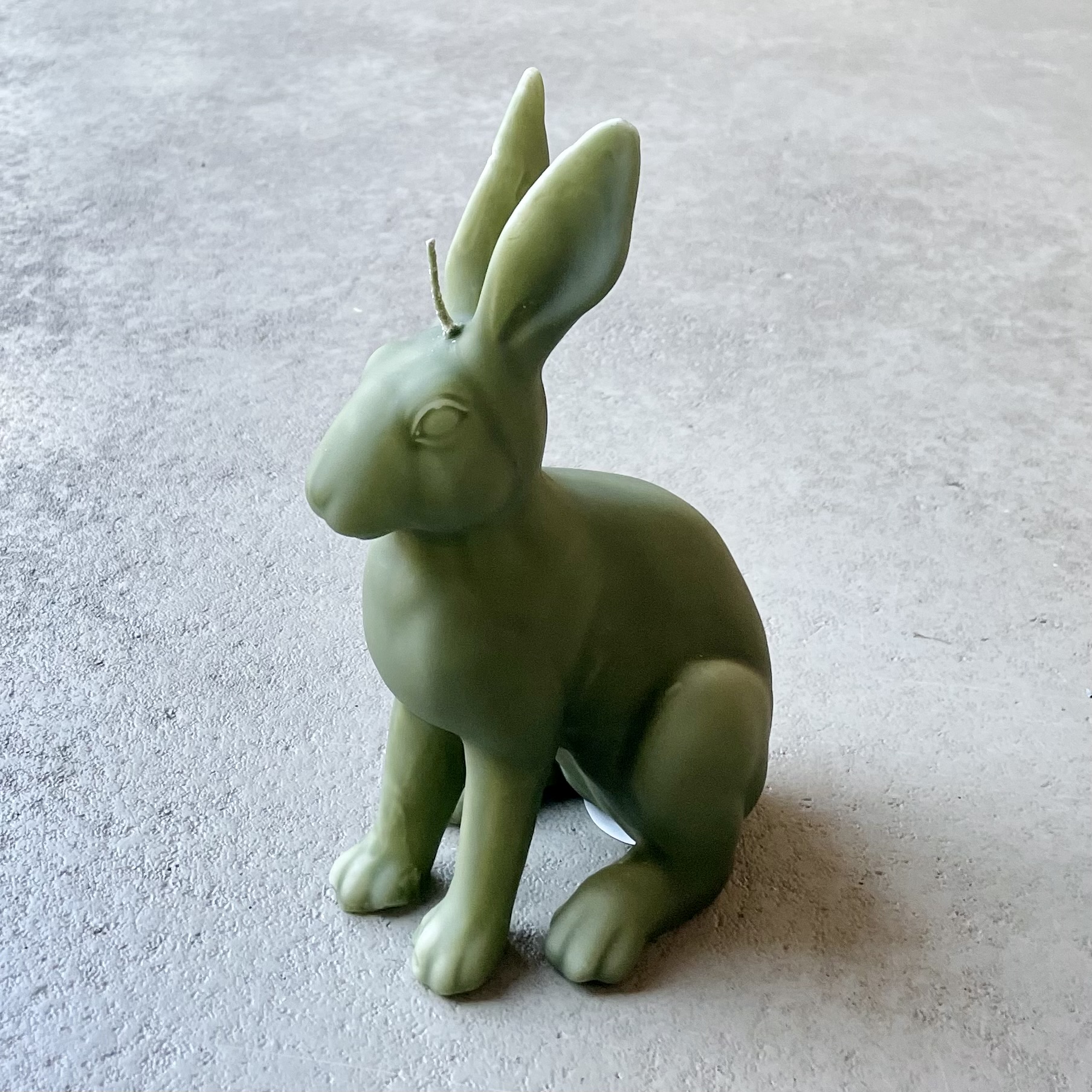SAMT gelackte Objektkerze "Hase" H22cm, Olive