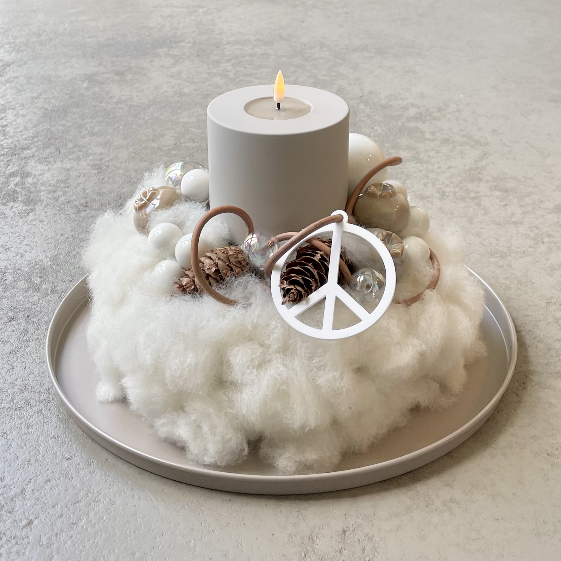 Kranz "PEACE-Zeichen" auf Metalltablett mit LED-Kerze, taupe/weiß/natur