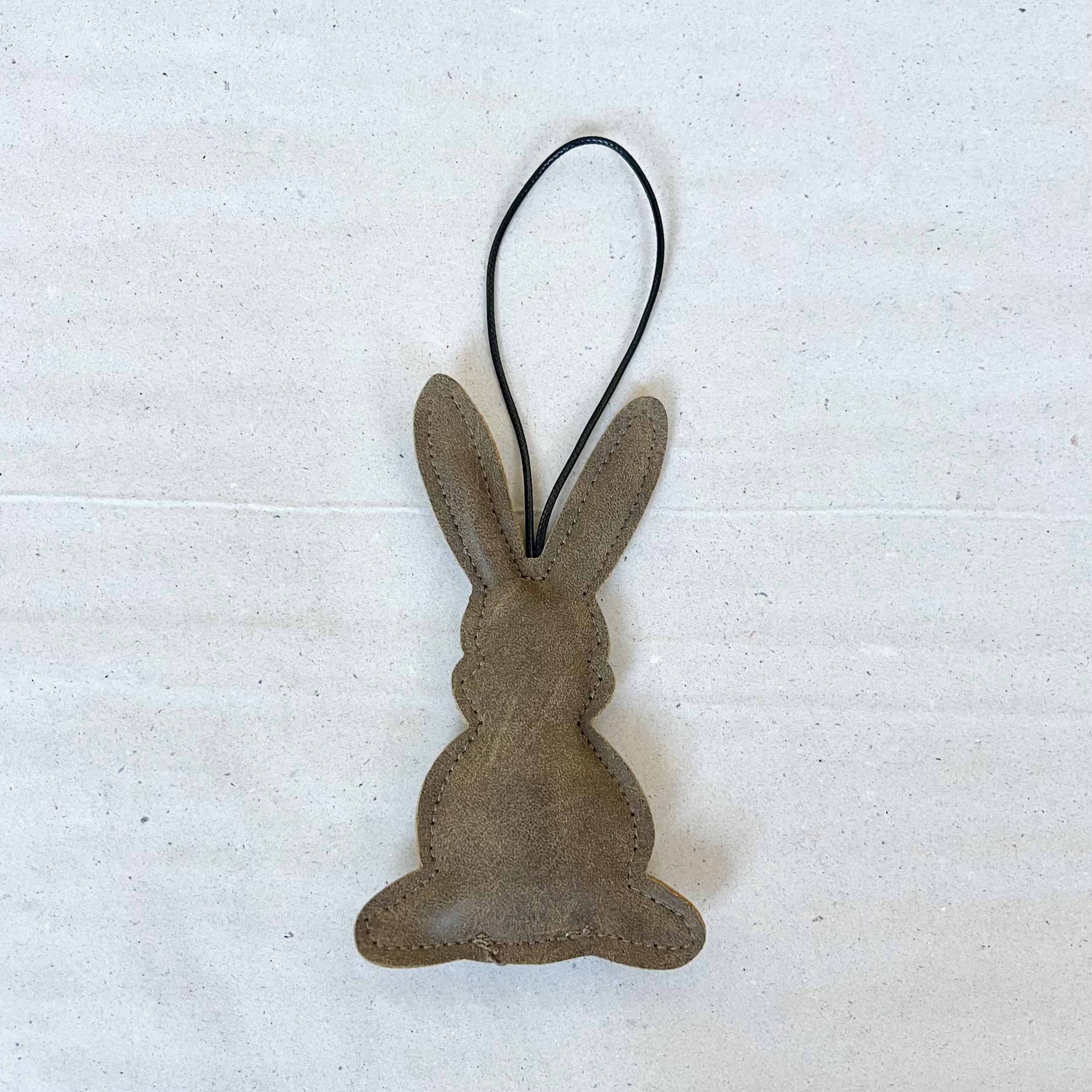 Kst.Leder Hase"Jonne"z.H.,H13cm,dunkelbraun