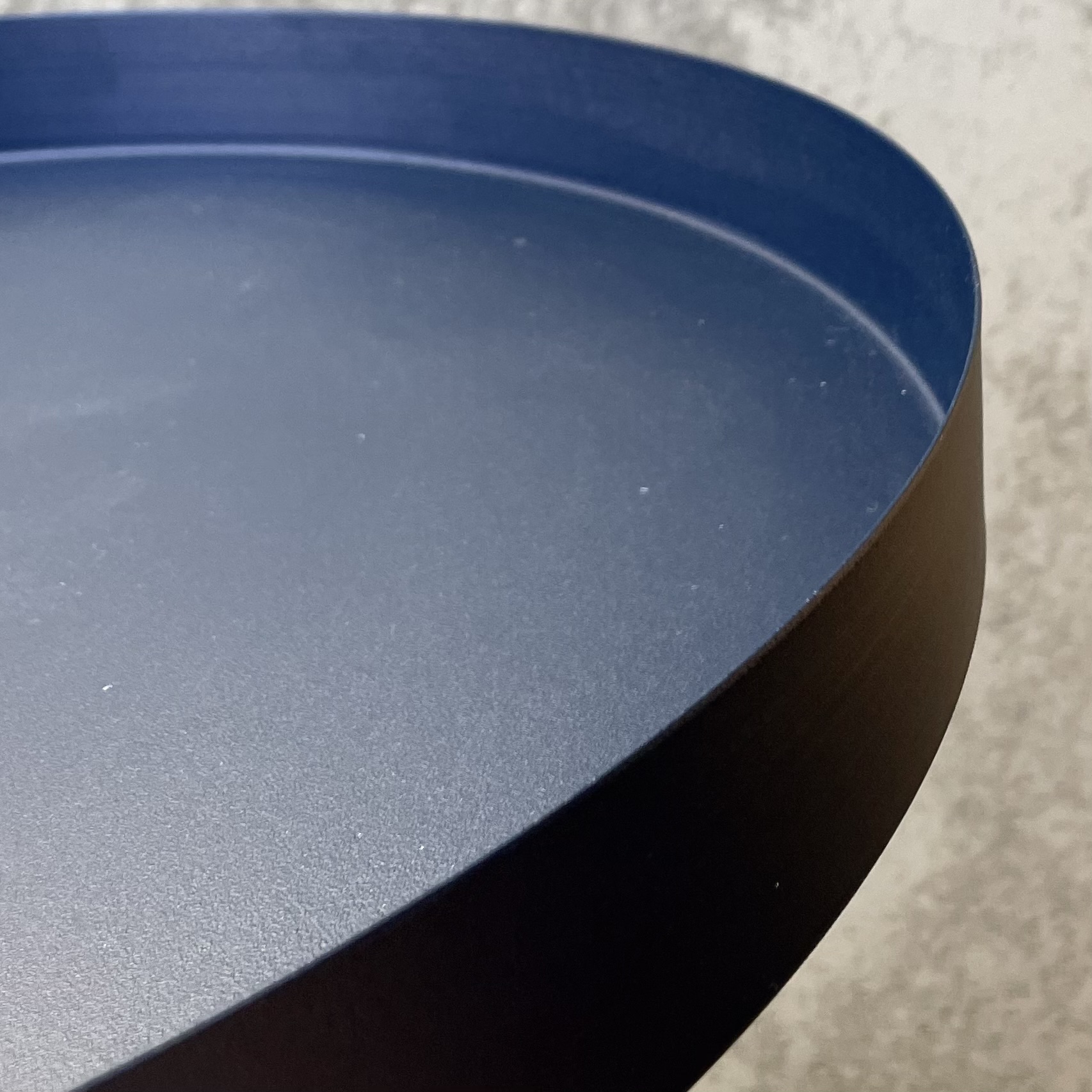 Metall-Tablett "Erik" rund auf Fuß, D50cm, blau