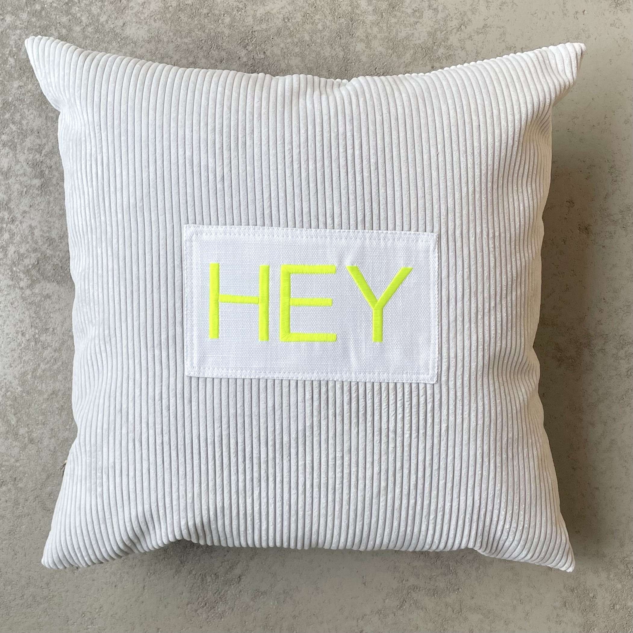 Kissen mit Füllung "Cara HEY" 50x50cm, hellgrau/weiß/neongelb