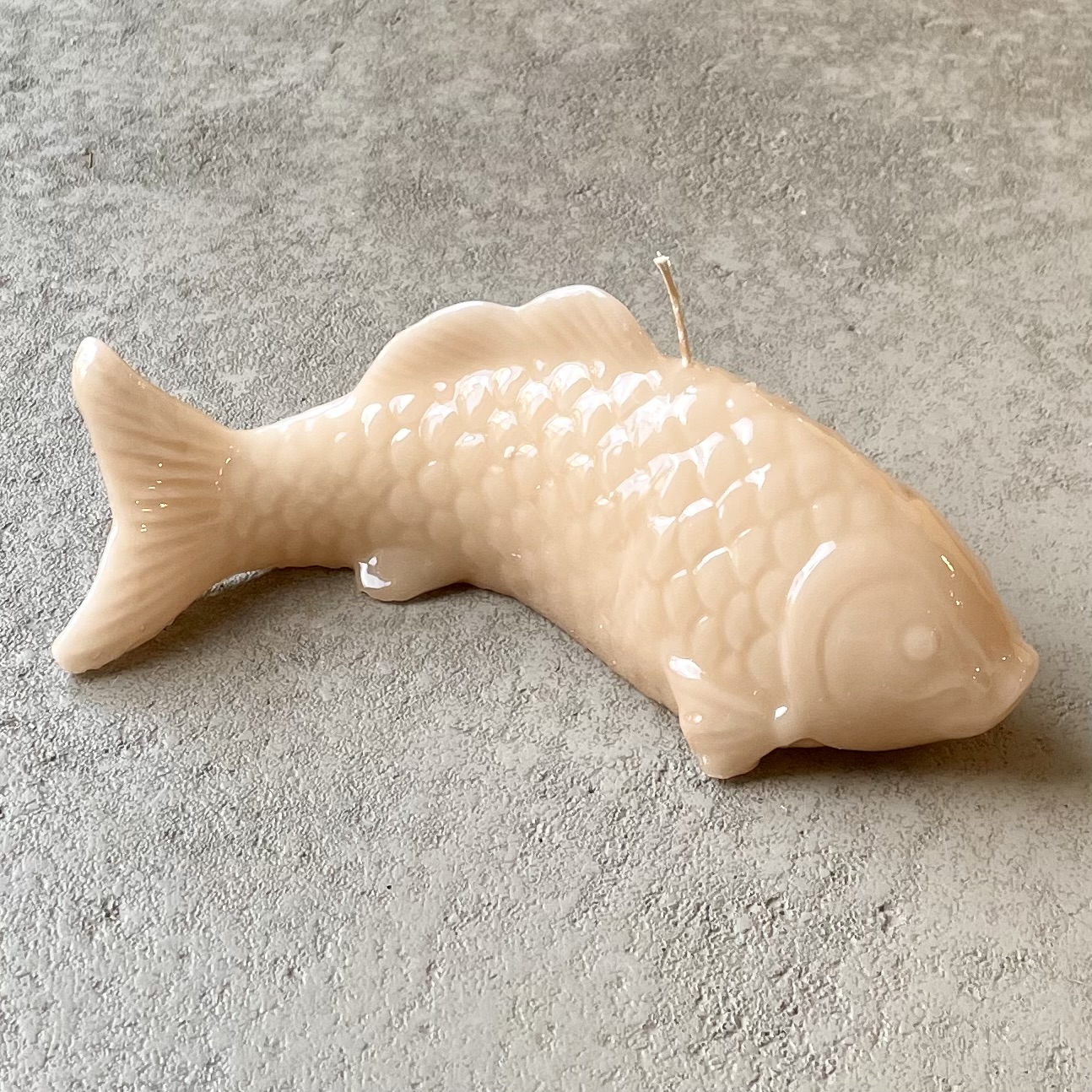 Gelackte Objektkerze Hochglanz "Fisch" Sand, L23cm