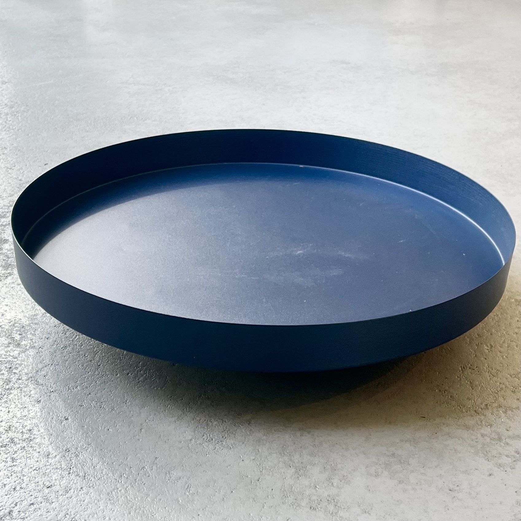 Metall-Tablett "Erik" rund auf Fuß, D50cm, blau