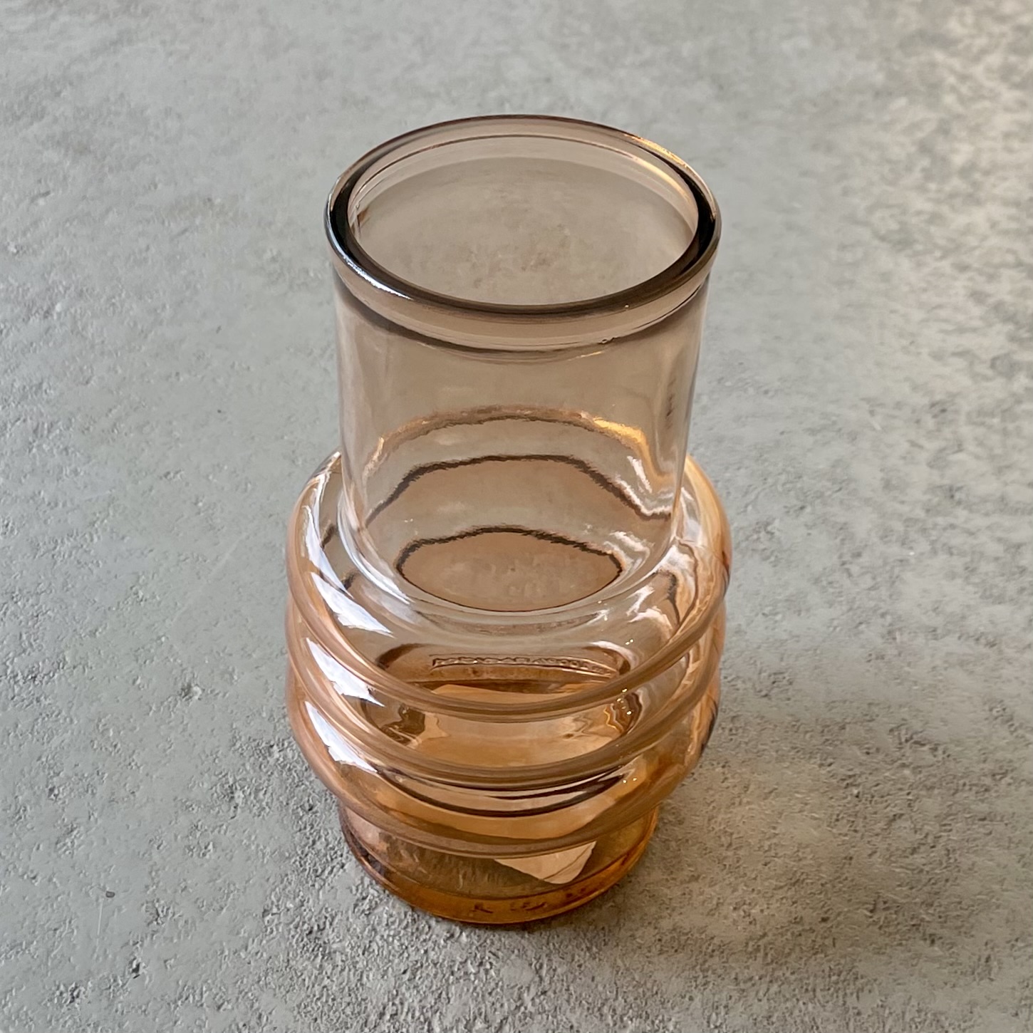 Kleine Vase aus recyceltem Glas in Karamellbraun H17cm